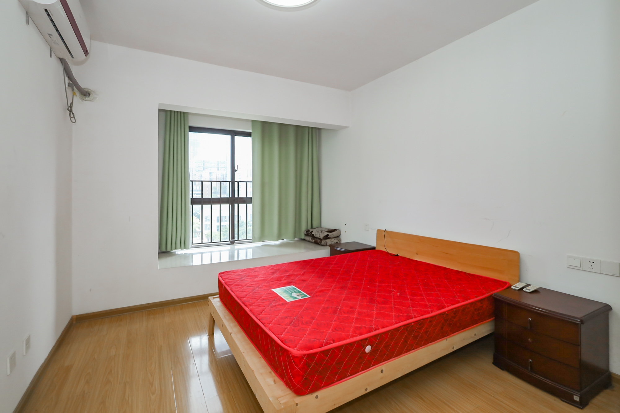 绿地中央广场  2室1厅1卫    72.0万卧室