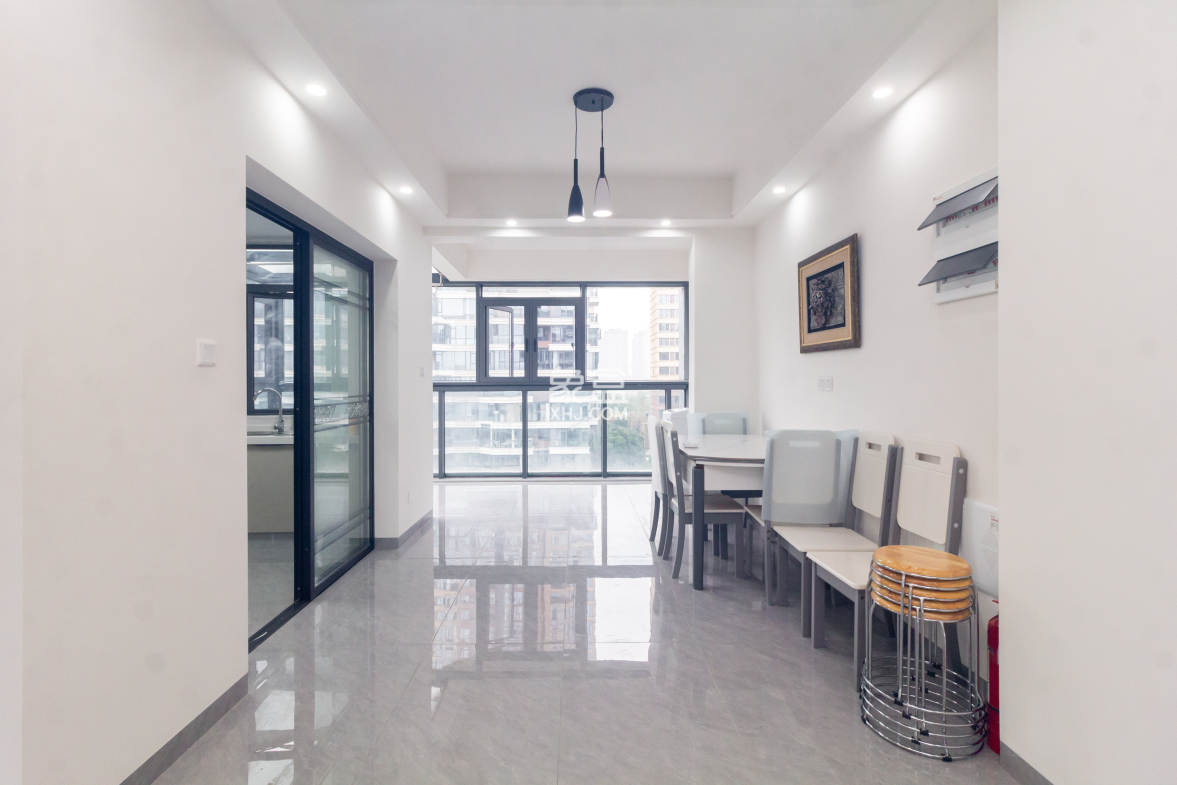 福天星中心(福天星雅苑) 4室2厅2卫 196.8万 福天星中心(福天星雅苑) 4室2厅2卫 196.8万客厅