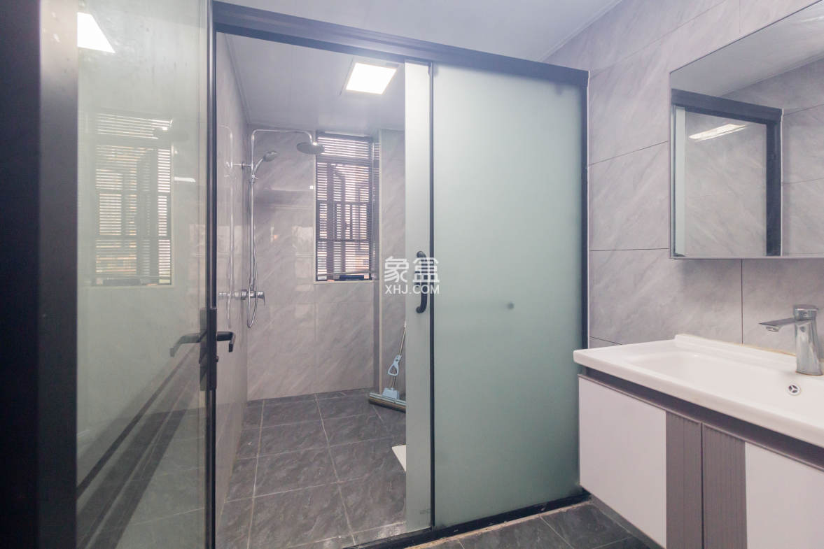 福天星中心(福天星雅苑) 4室2厅2卫 196.8万 福天星中心(福天星雅苑) 4室2厅2卫 196.8万卫生间