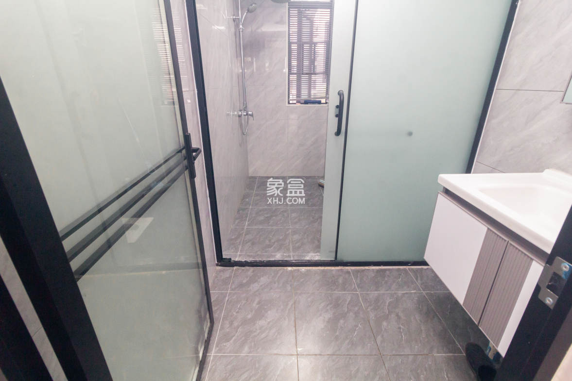 福天星中心(福天星雅苑) 4室2厅2卫 196.8万 福天星中心(福天星雅苑) 4室2厅2卫 196.8万卫生间