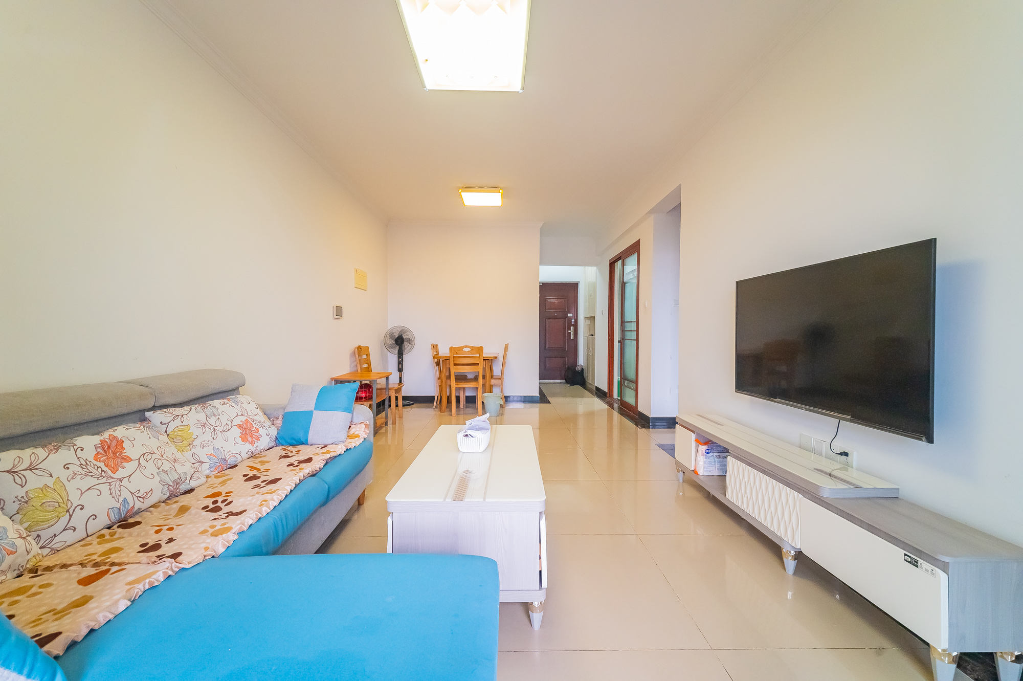 星湖湾二期高层  3室2厅1卫    68.0万客厅