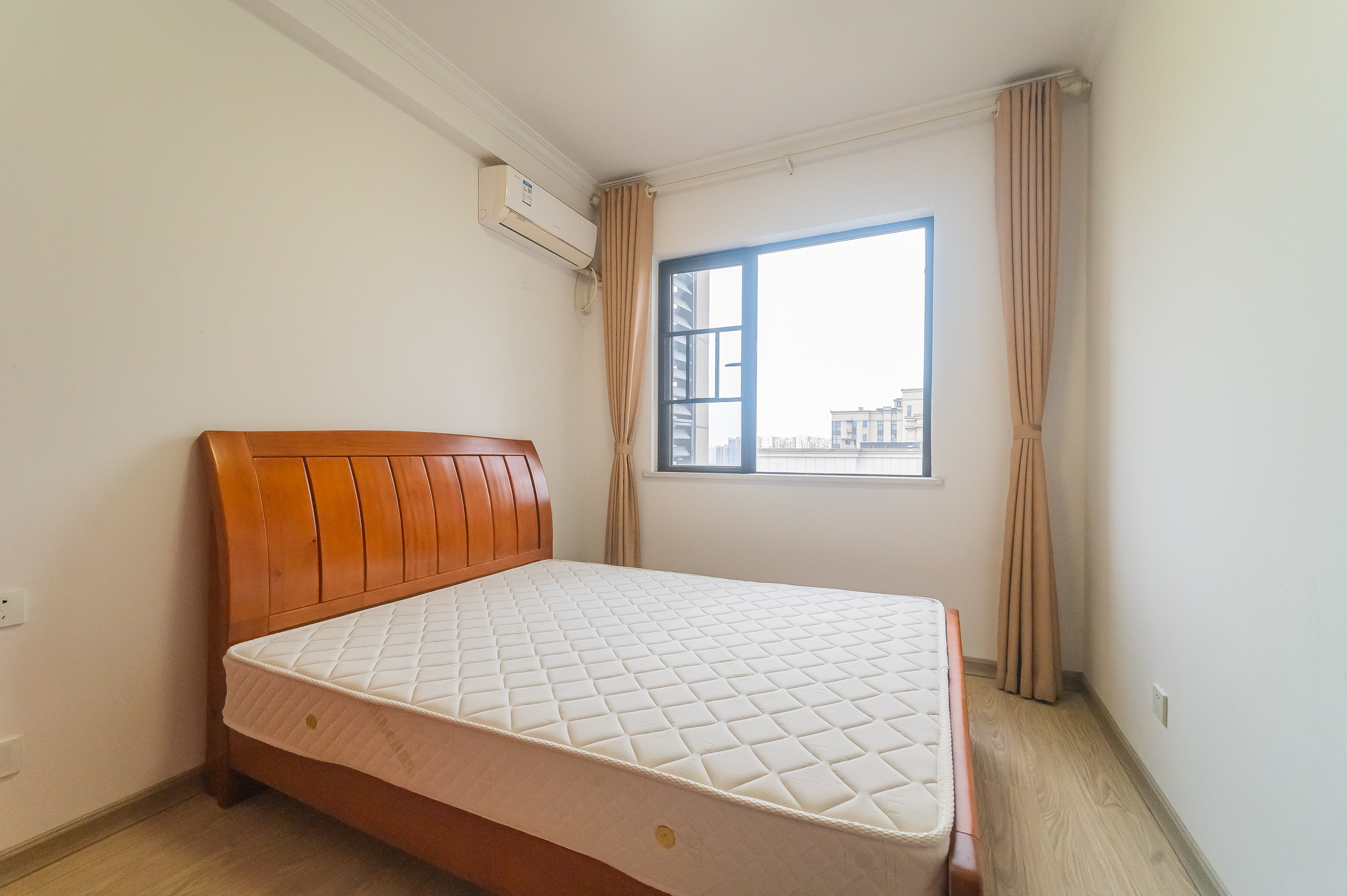 星湖湾二期高层  3室2厅1卫    68.0万卧室