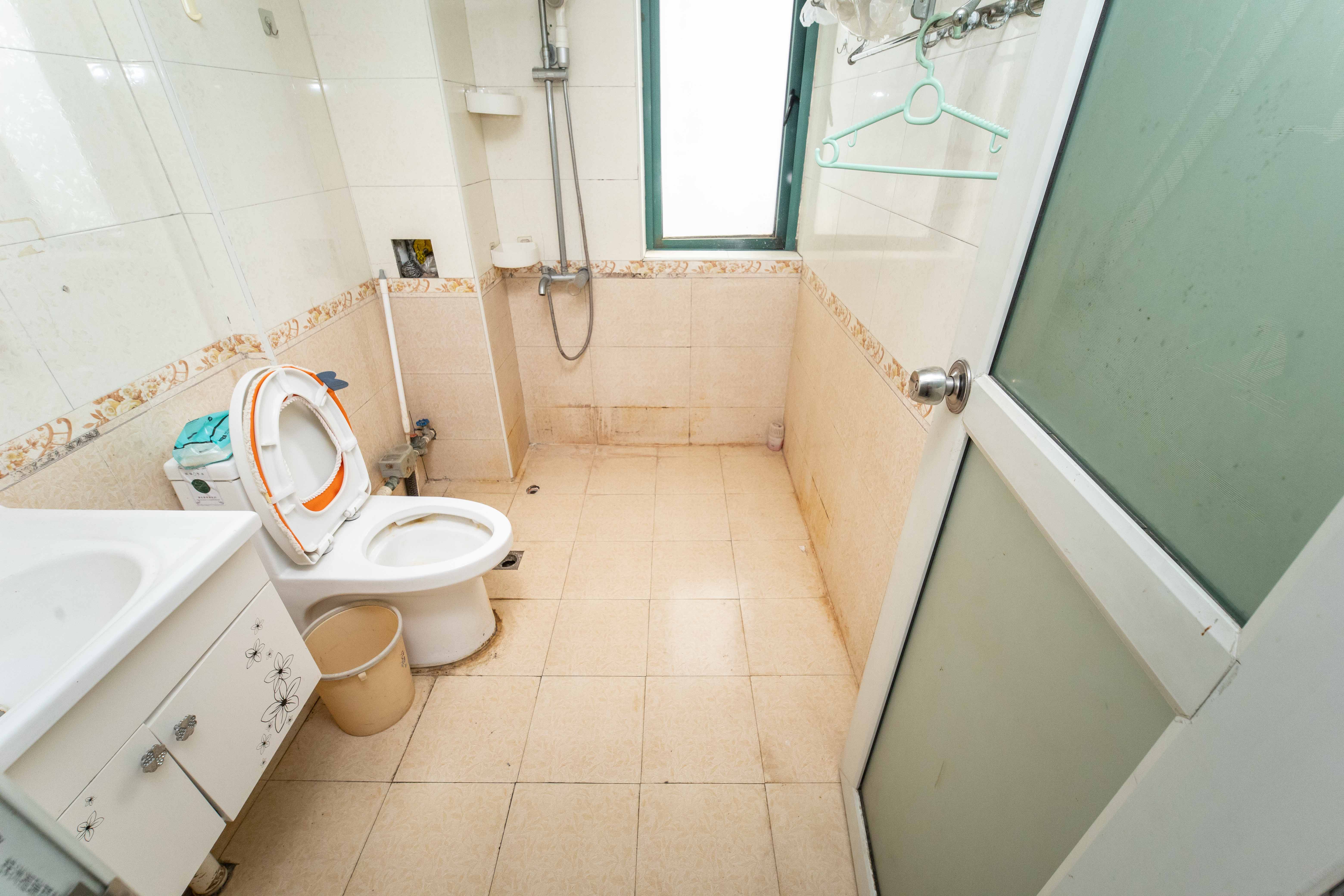 东来苑  3室2厅1卫    135.0万 东来苑  3室2厅1卫    135.0万卫生间