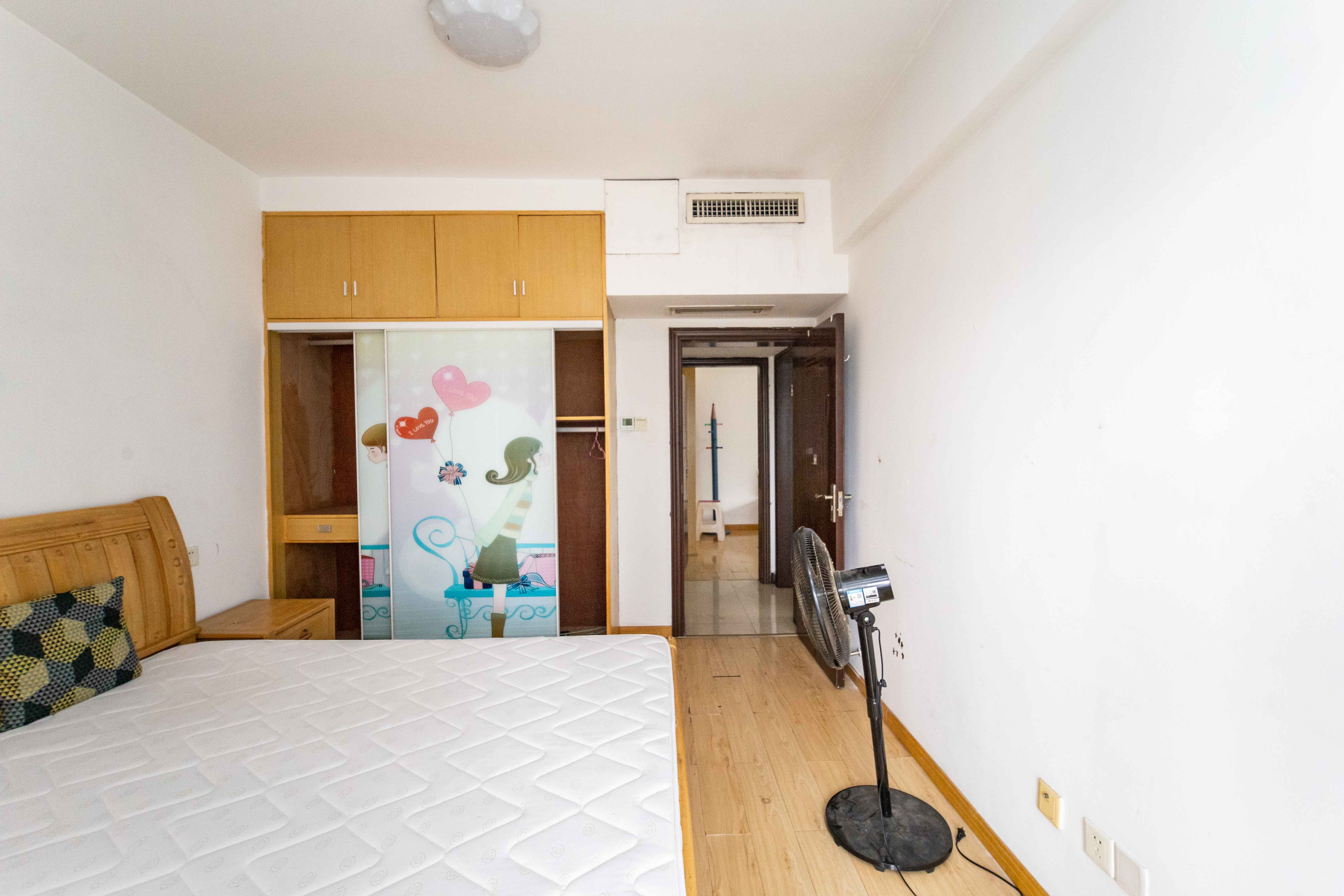 东来苑  3室2厅1卫    135.0万 东来苑  3室2厅1卫    135.0万卧室