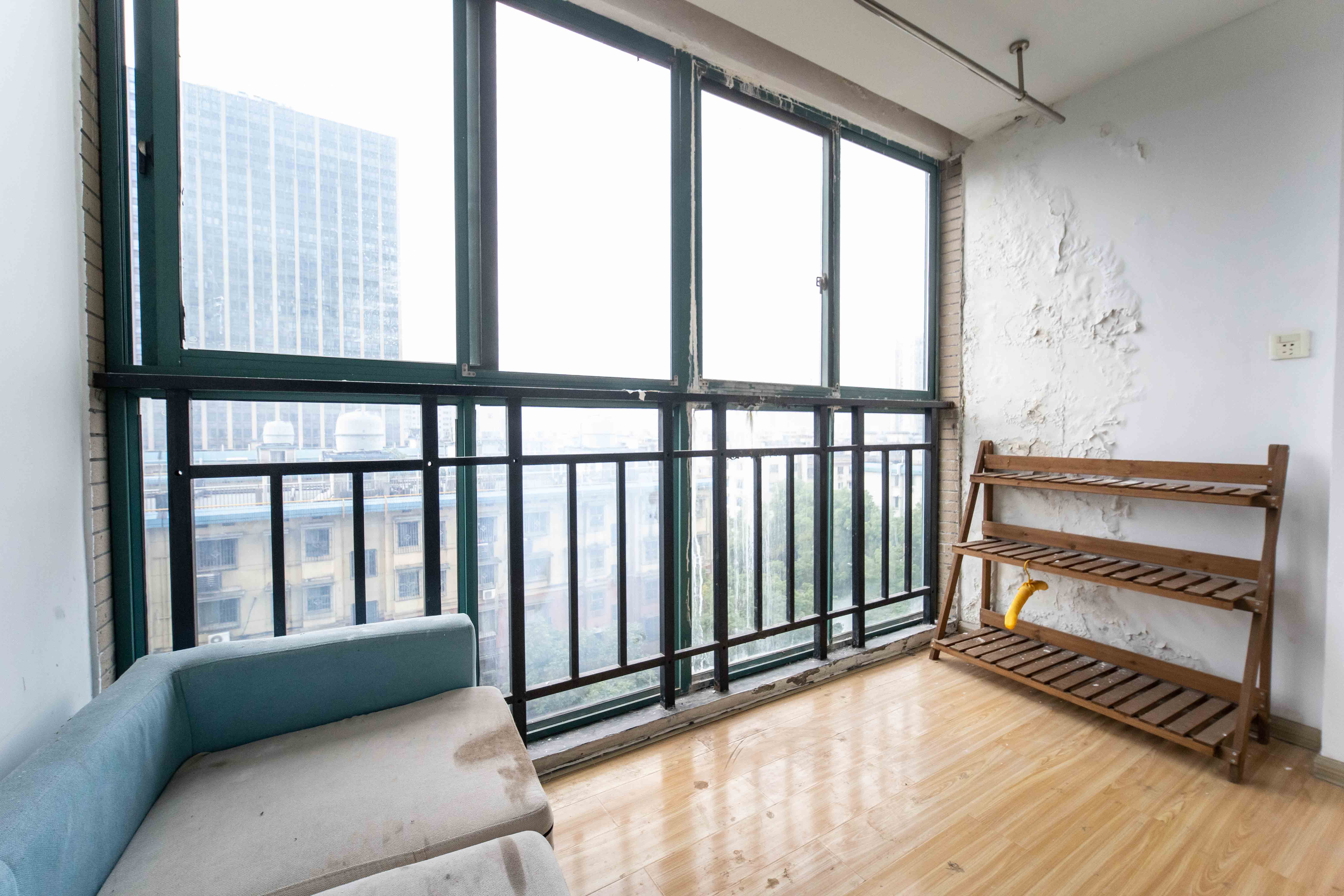 东来苑  3室2厅1卫    135.0万 东来苑  3室2厅1卫    135.0万阳台