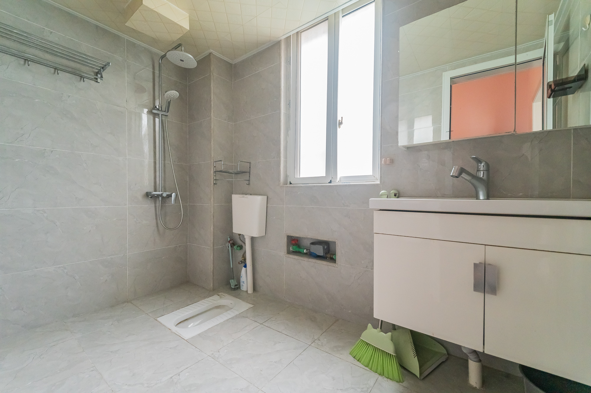 彩都公寓 2室2厅1卫 42.0万 彩都公寓 2室2厅1卫 42.0万卫生间