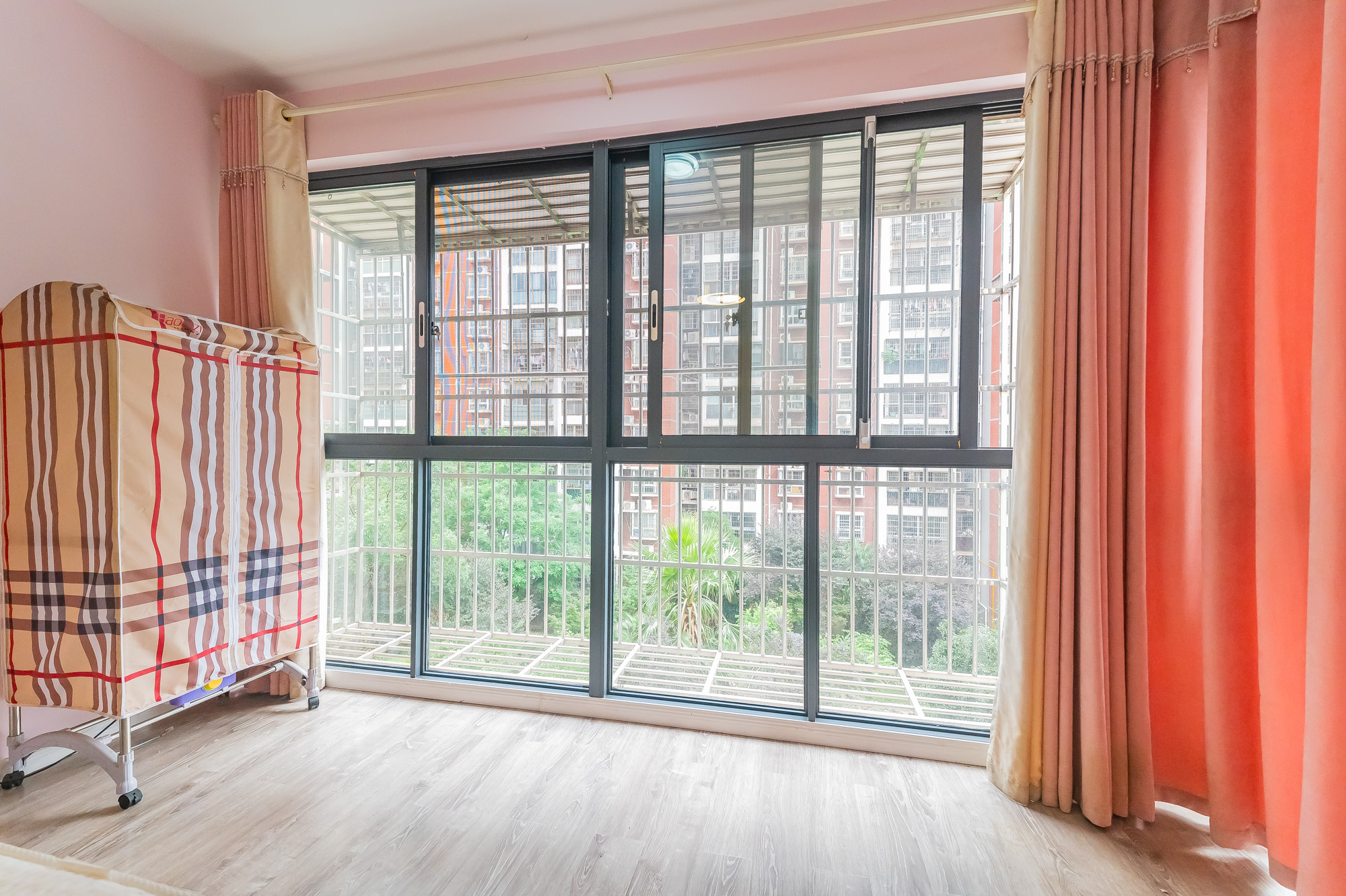 彩都公寓 2室2厅1卫 42.0万 彩都公寓 2室2厅1卫 42.0万阳台