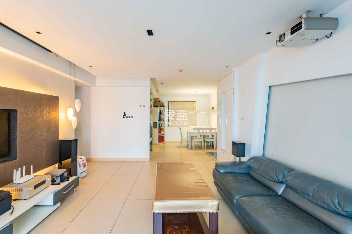 华盛新外滩  4室2厅2卫    180.0万 华盛新外滩  4室2厅2卫    180.0万客厅