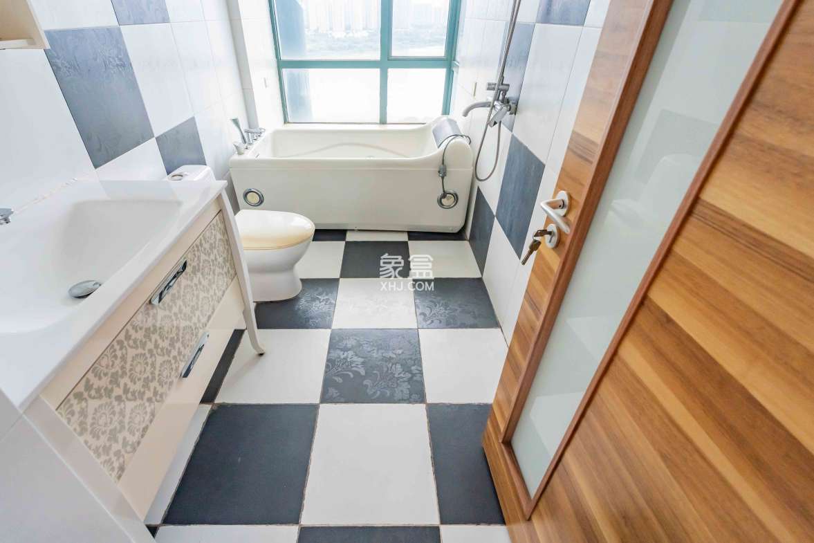 华盛新外滩  4室2厅2卫    180.0万 华盛新外滩  4室2厅2卫    180.0万卫生间