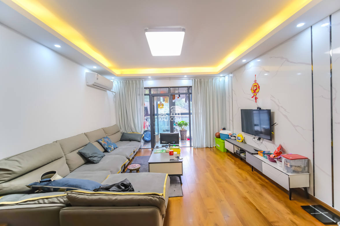 盛地尊域 4室2厅2卫 72.30万 盛地尊域 4室2厅2卫 72.30万客厅