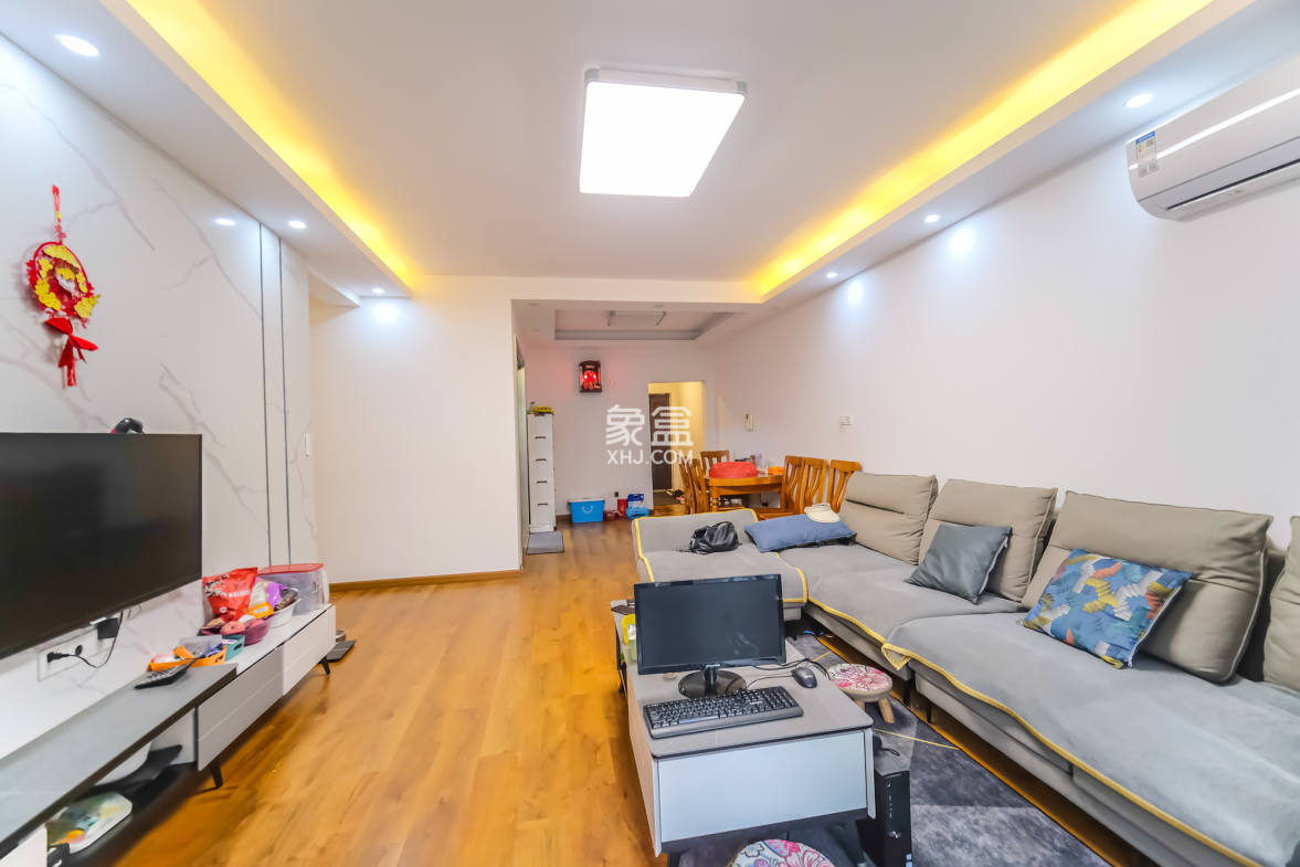 盛地尊域 4室2厅2卫 72.30万 盛地尊域 4室2厅2卫 72.30万客厅