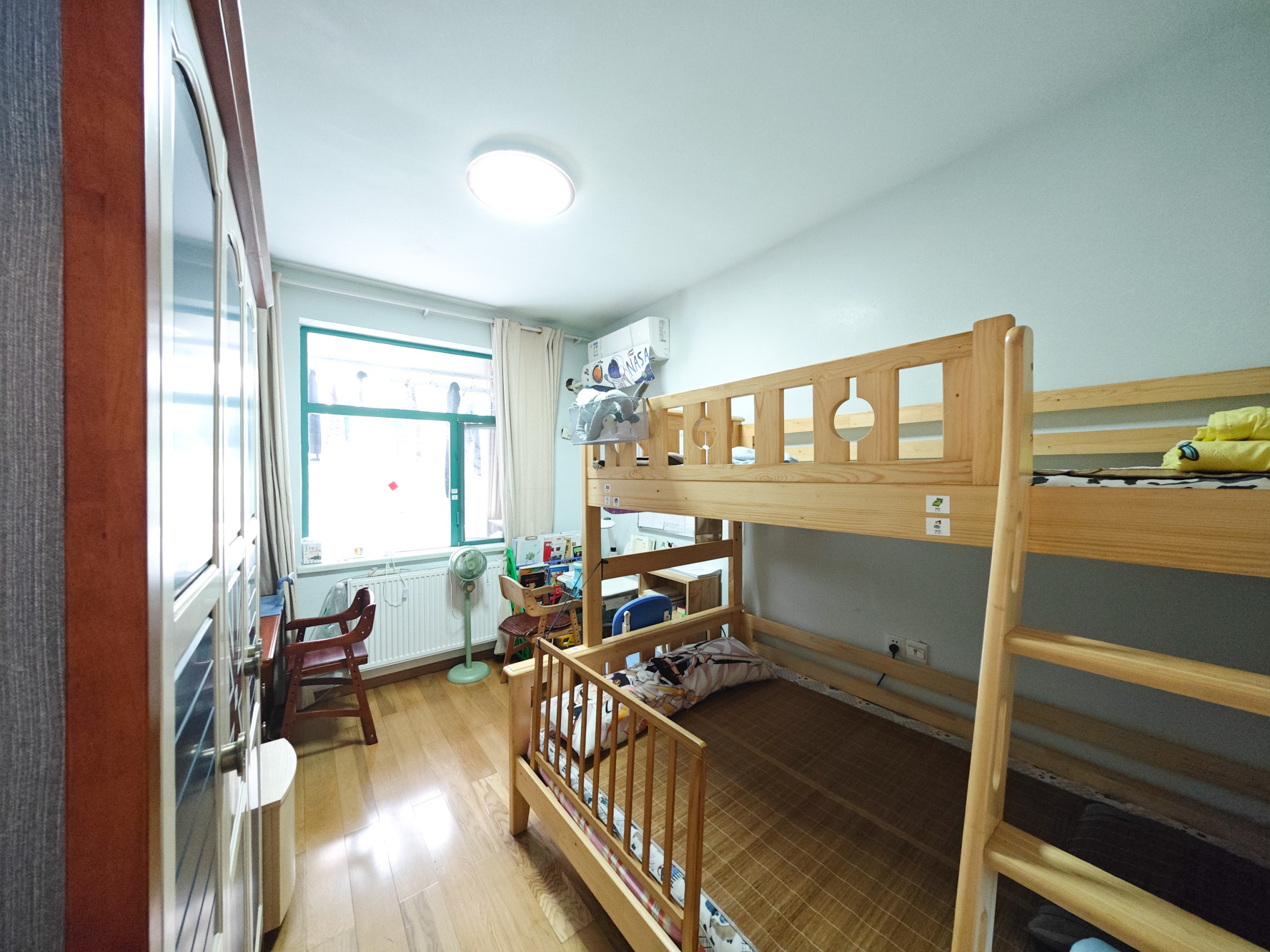 美林景园  3室2厅2卫   137.00万卧室