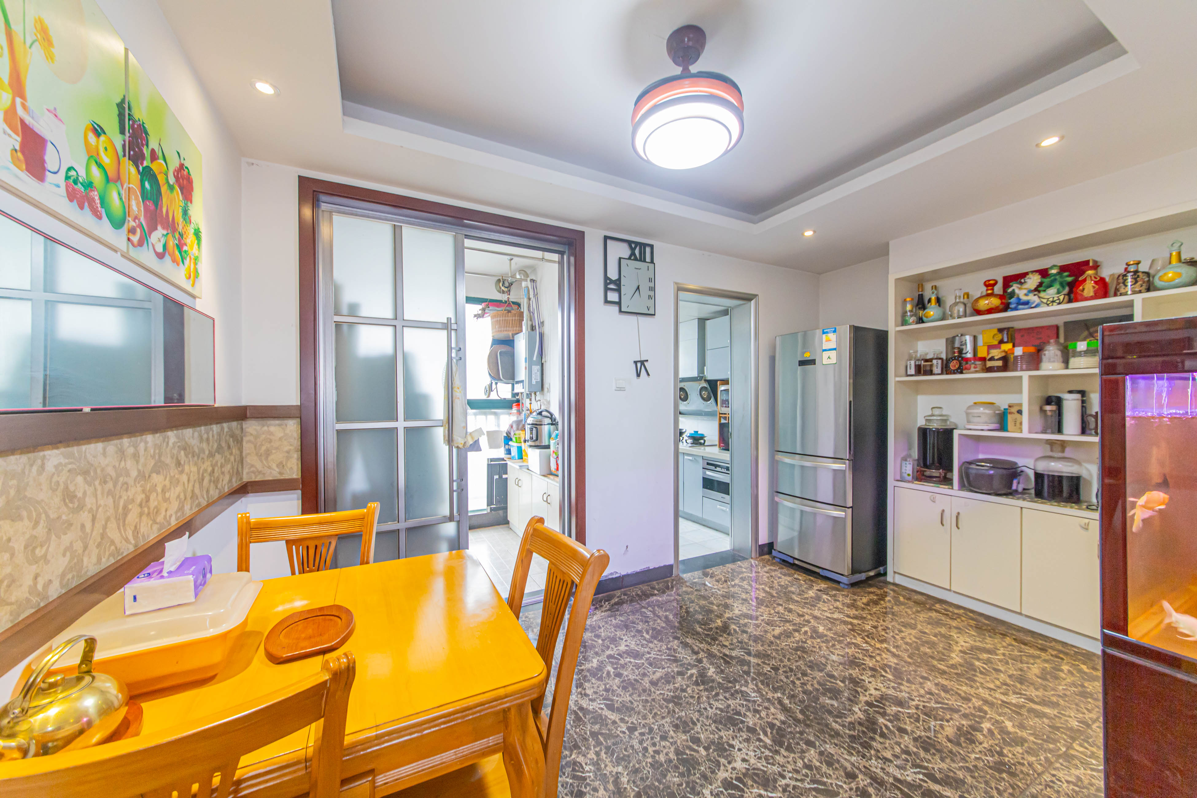 华天苑  3室2厅1卫    142.0万 华天苑  3室2厅1卫    142.0万客厅