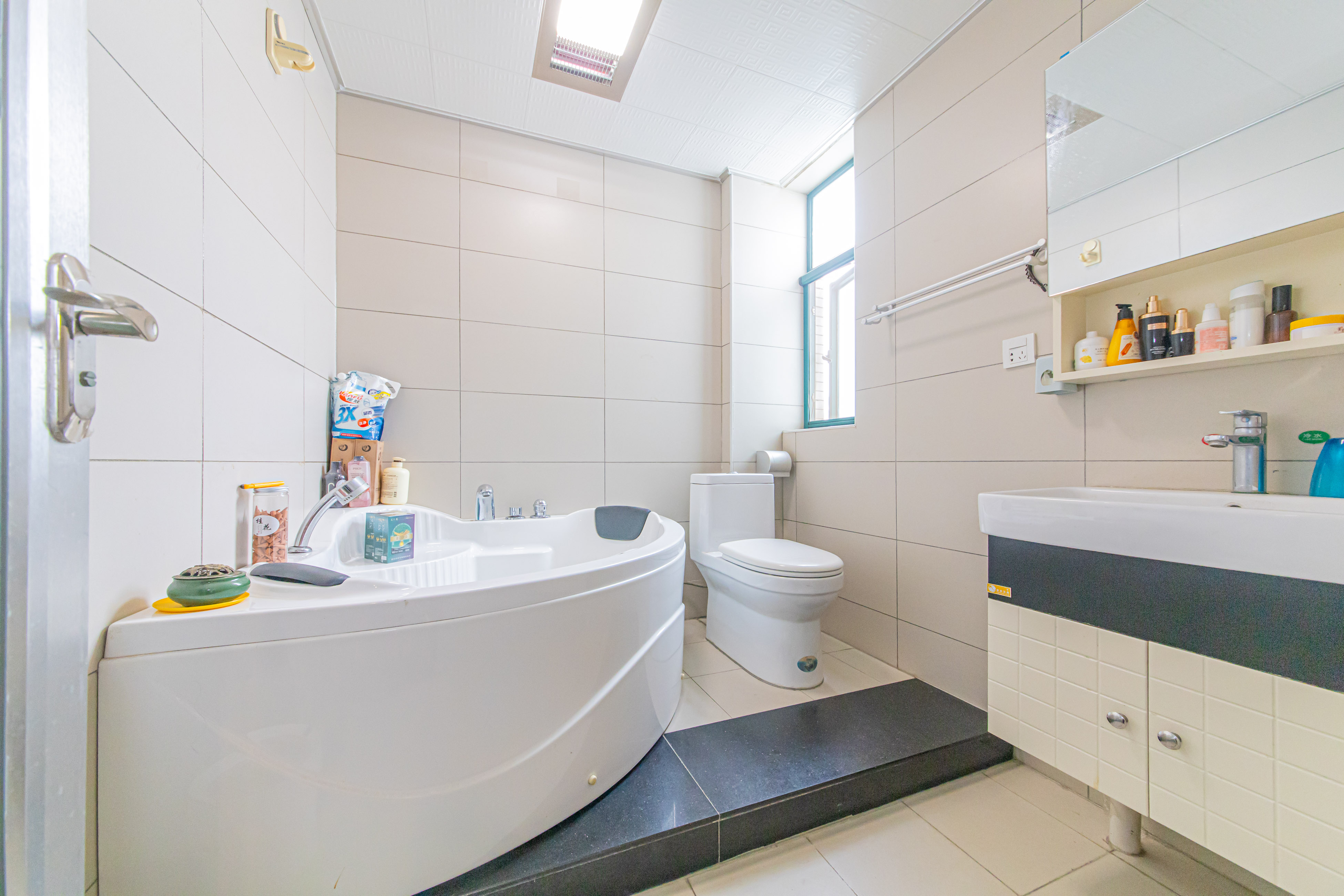 华天苑  3室2厅1卫    142.0万 华天苑  3室2厅1卫    142.0万卫生间