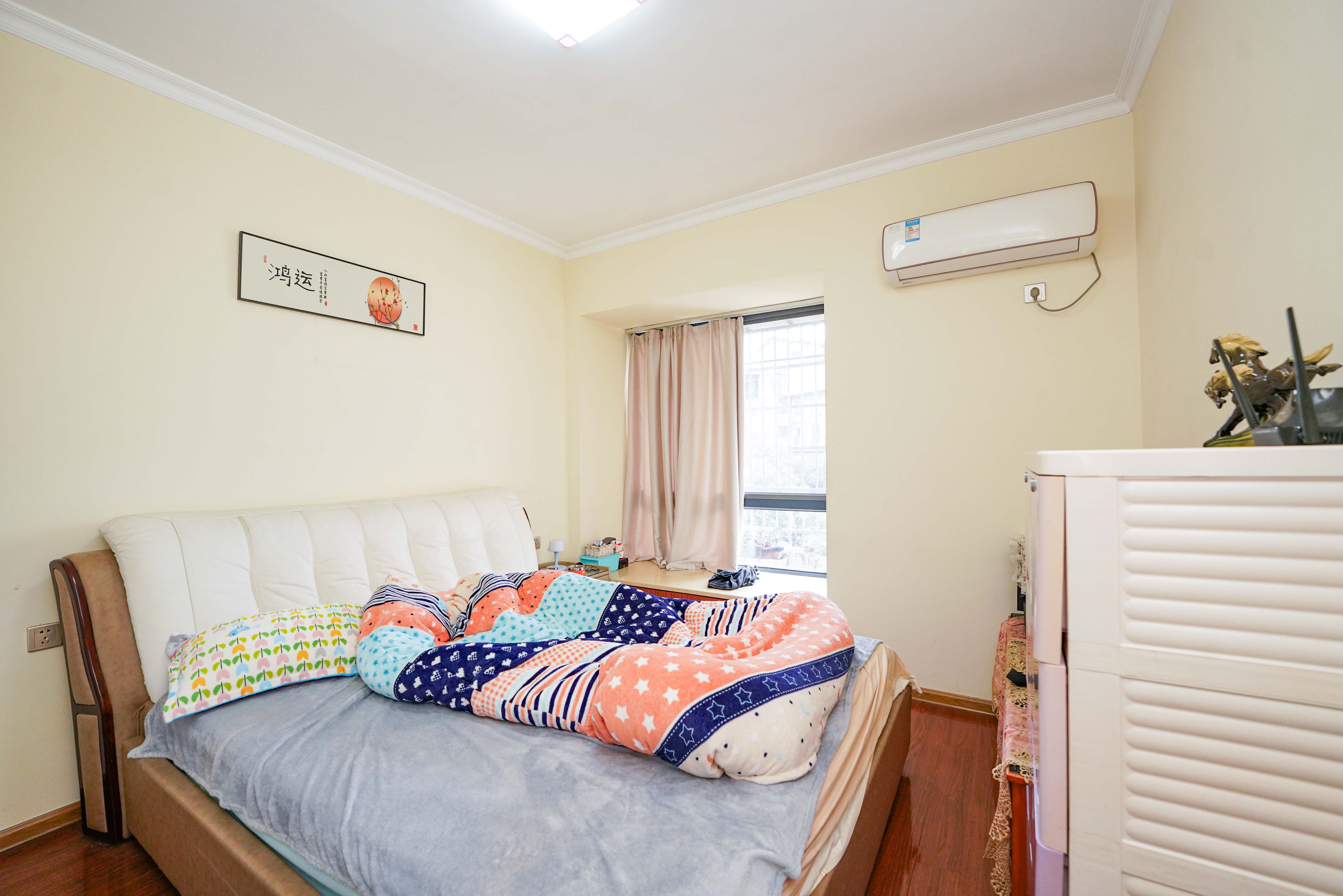 黑金时代广场 3室2厅2卫 100.0万 黑金时代广场 3室2厅2卫 100.0万卧室