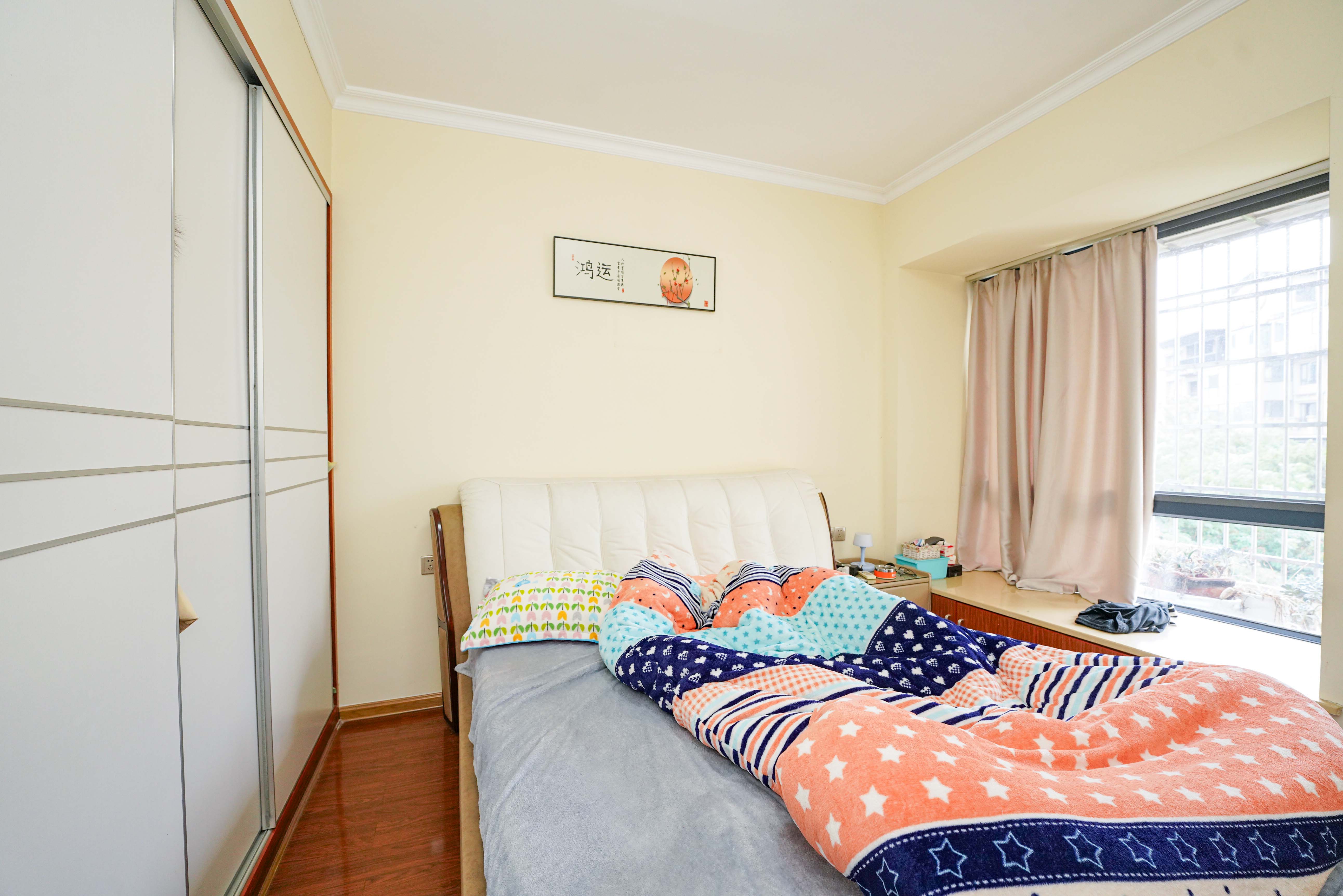 黑金时代广场 3室2厅2卫 100.0万 黑金时代广场 3室2厅2卫 100.0万卧室