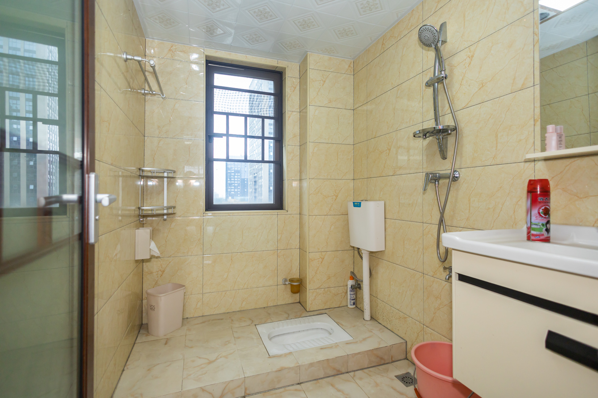 新长海广场 3室2厅2卫 68.8万 新长海广场 3室2厅2卫 68.8万卫生间