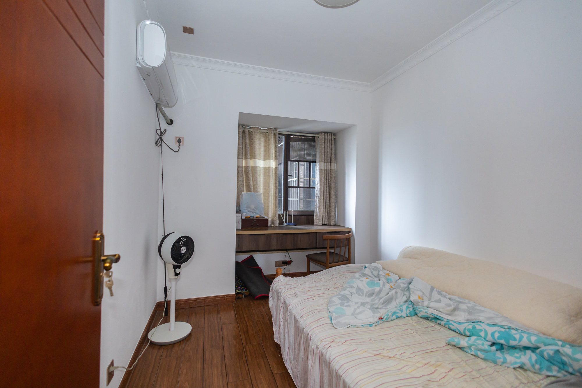 新长海广场 3室2厅2卫 68.8万 新长海广场 3室2厅2卫 68.8万卧室