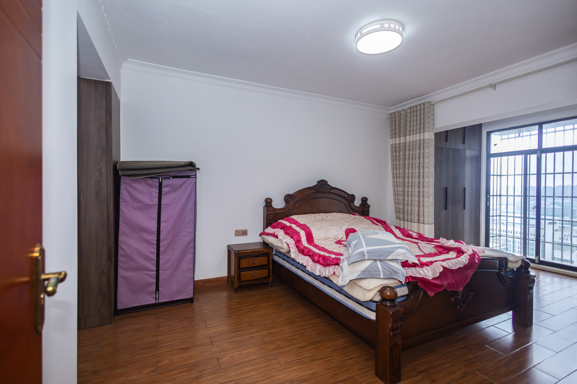 新长海广场 3室2厅2卫 68.8万 新长海广场 3室2厅2卫 68.8万卧室