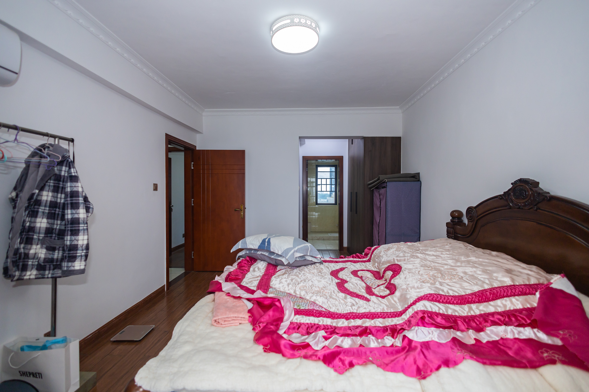 新长海广场 3室2厅2卫 68.8万 新长海广场 3室2厅2卫 68.8万卧室