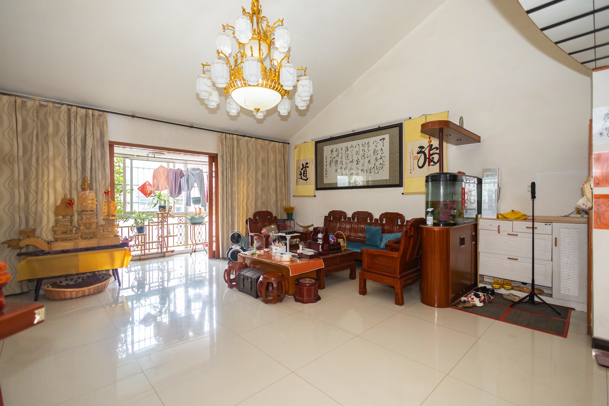 湘绣城  4室2厅1卫    84.0万客厅