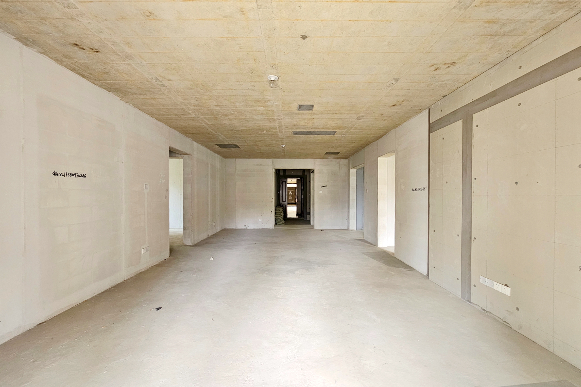 阳光城尚东湾蓝莓苑  5室2厅2卫    155.0万客厅