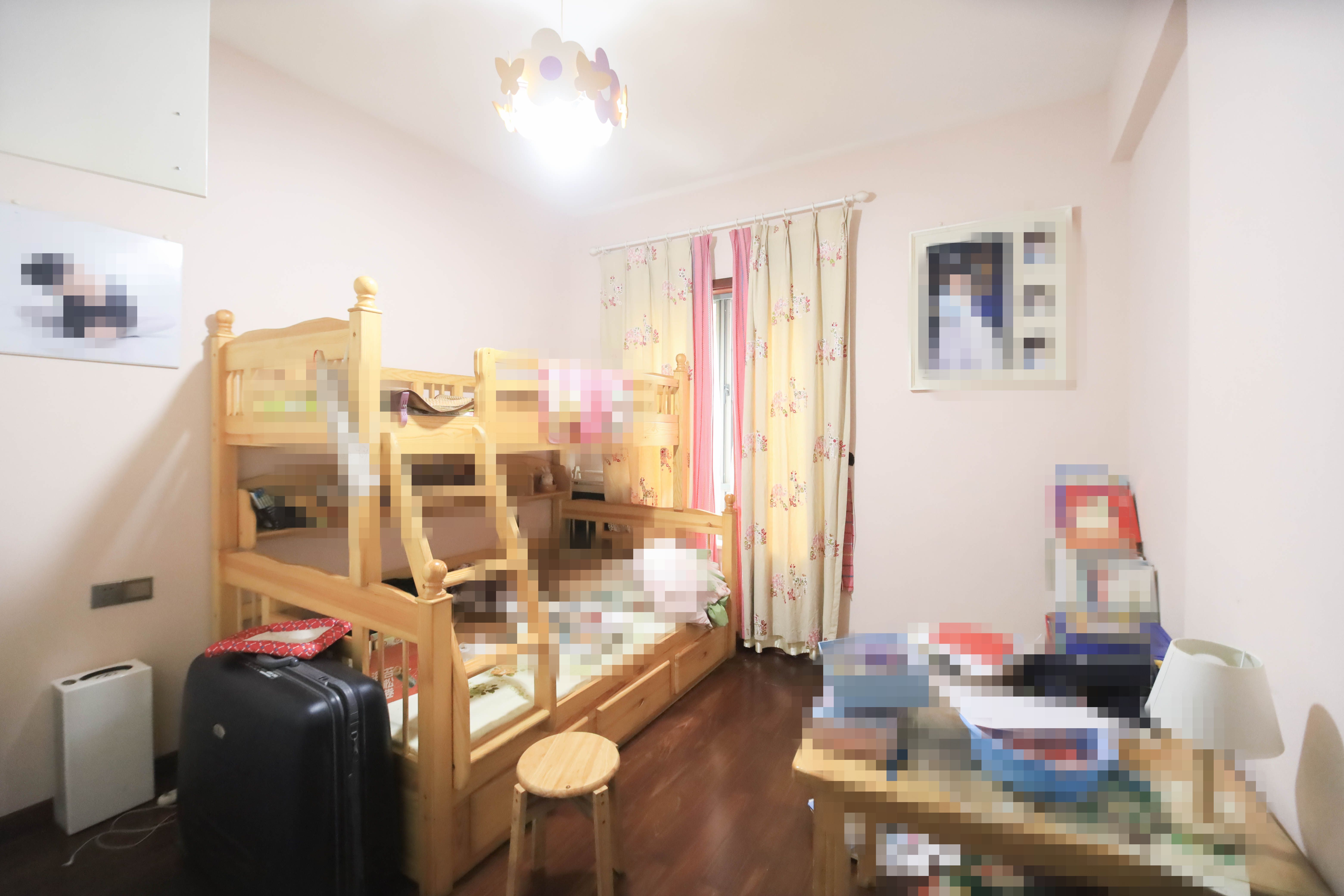 托斯卡纳  4室2厅2卫   350.00万卧室