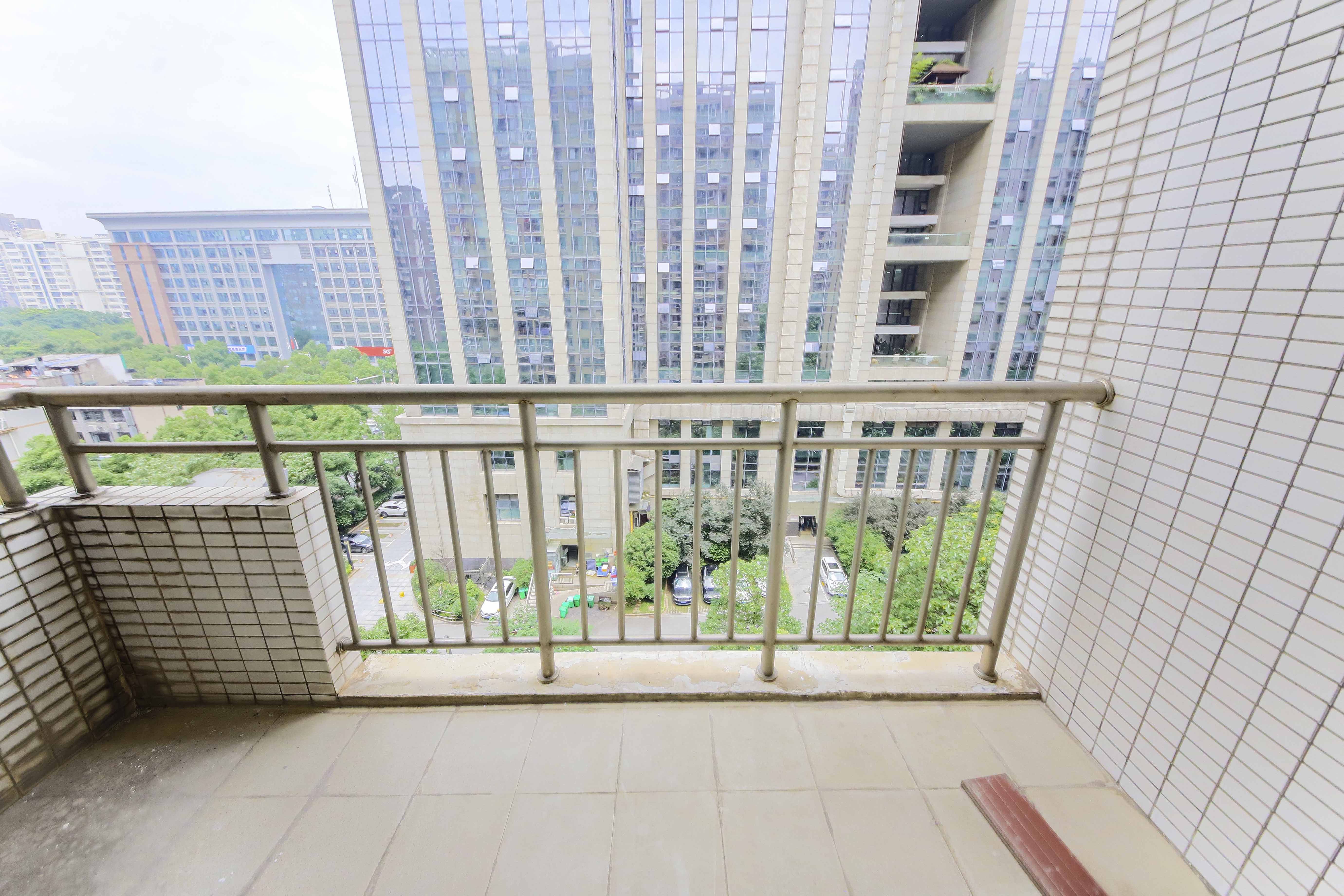 满庭芳小区  3室2厅2卫   130.00万阳台
