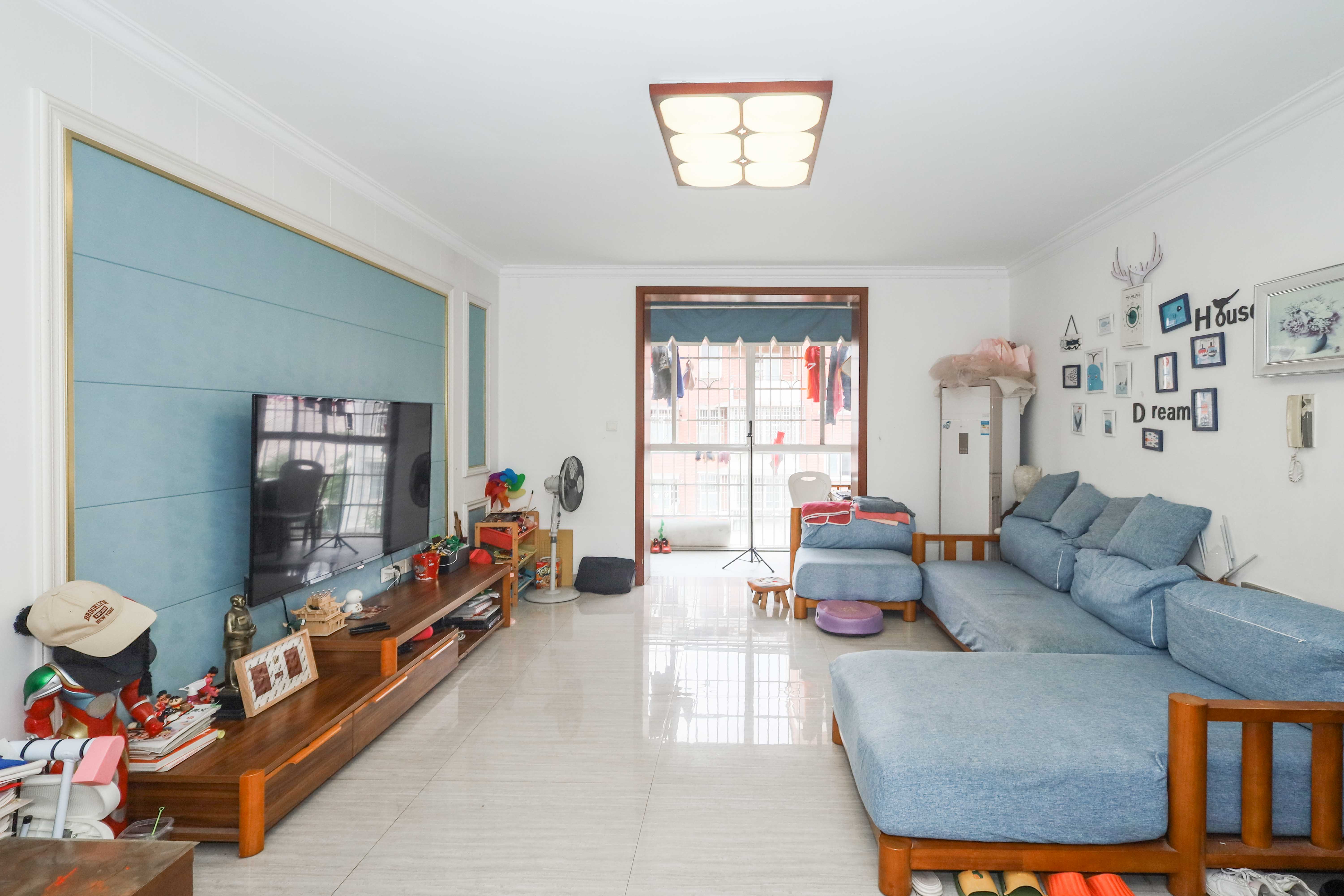 山水英伦  4室2厅2卫    90.0万 山水英伦  4室2厅2卫    90.0万客厅