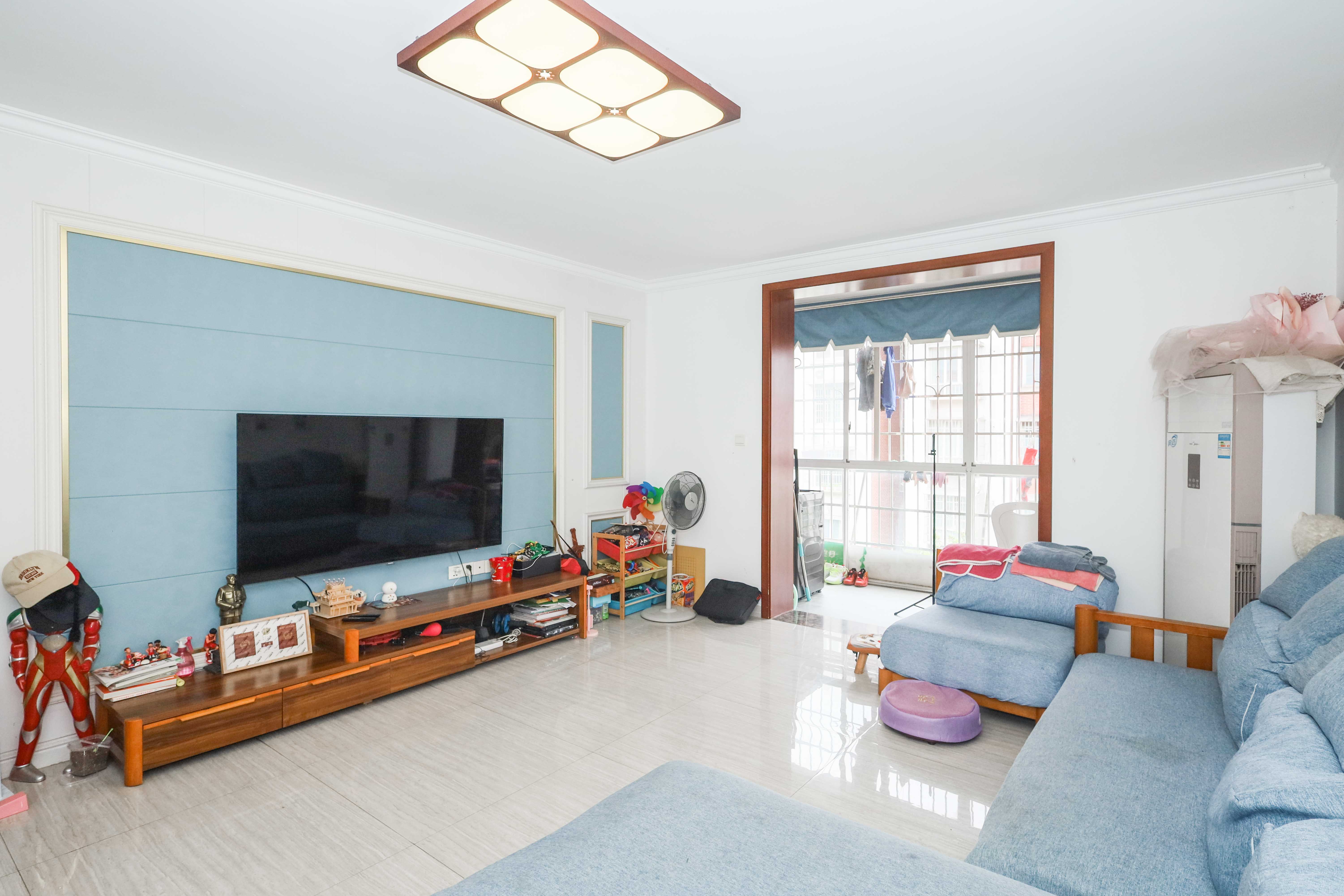 山水英伦  4室2厅2卫    90.0万 山水英伦  4室2厅2卫    90.0万客厅