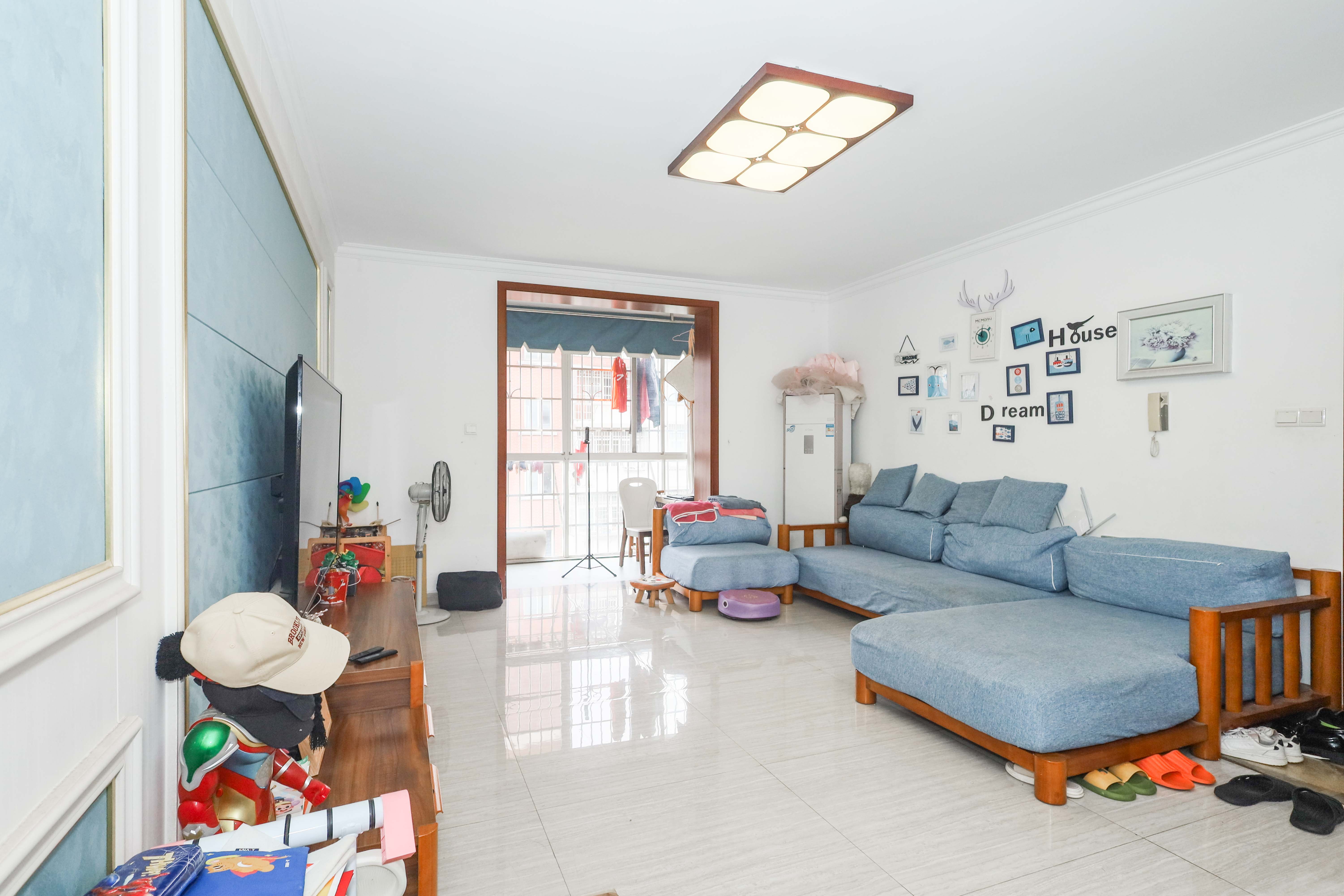 山水英伦  4室2厅2卫    90.0万 山水英伦  4室2厅2卫    90.0万客厅