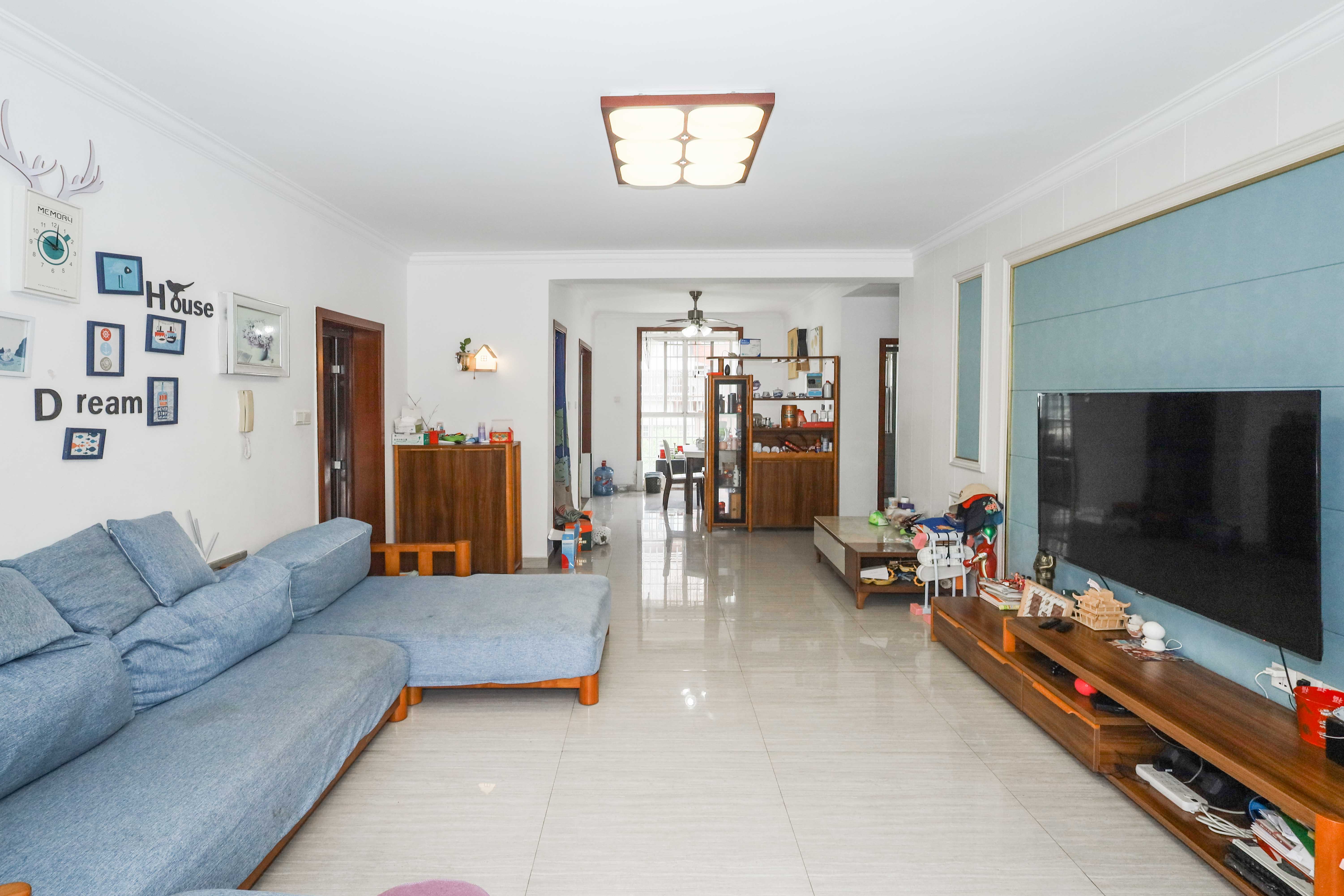 山水英伦  4室2厅2卫    90.0万 山水英伦  4室2厅2卫    90.0万客厅