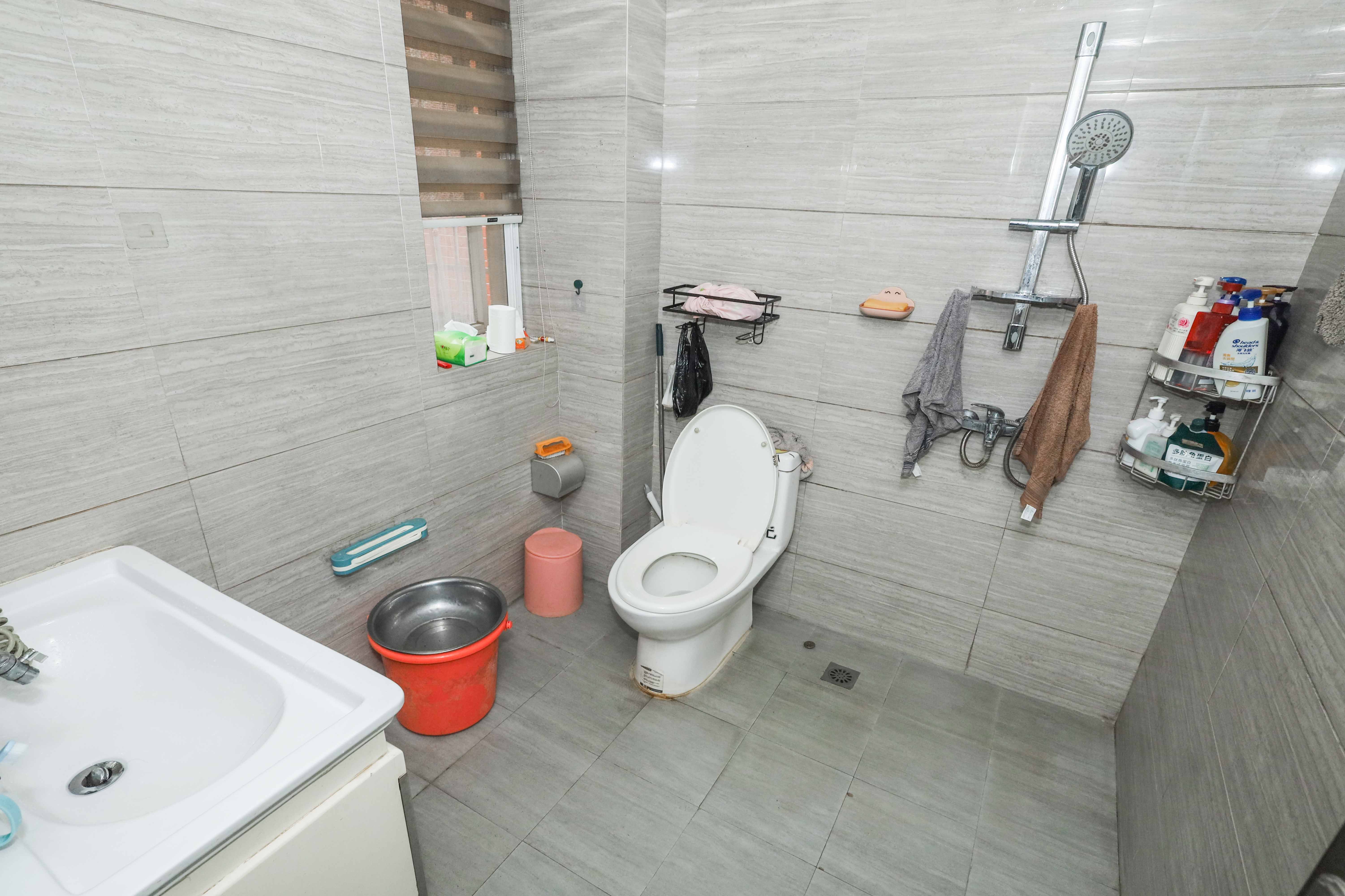 山水英伦  4室2厅2卫    90.0万 山水英伦  4室2厅2卫    90.0万卫生间