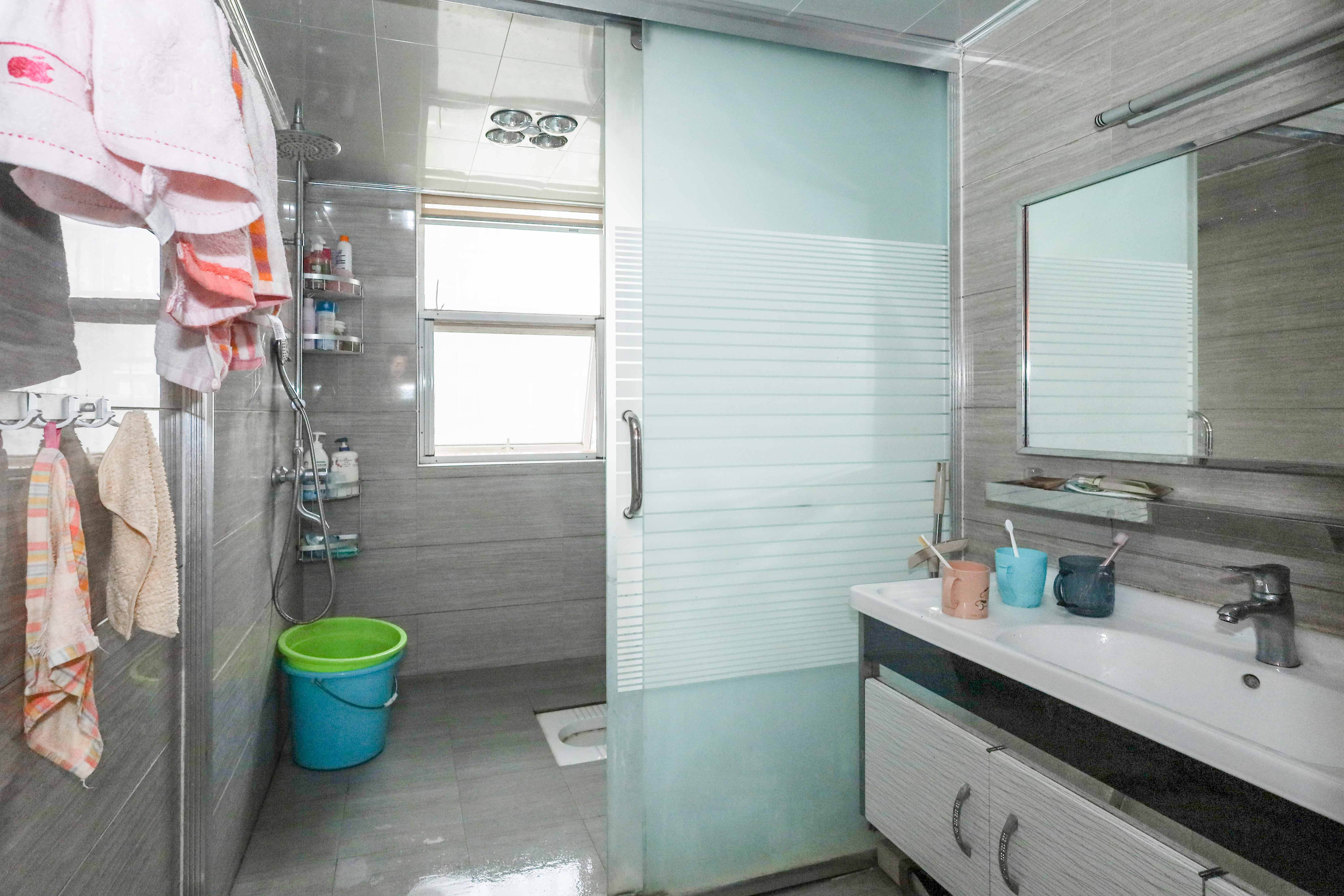 山水英伦  4室2厅2卫    90.0万 山水英伦  4室2厅2卫    90.0万卫生间