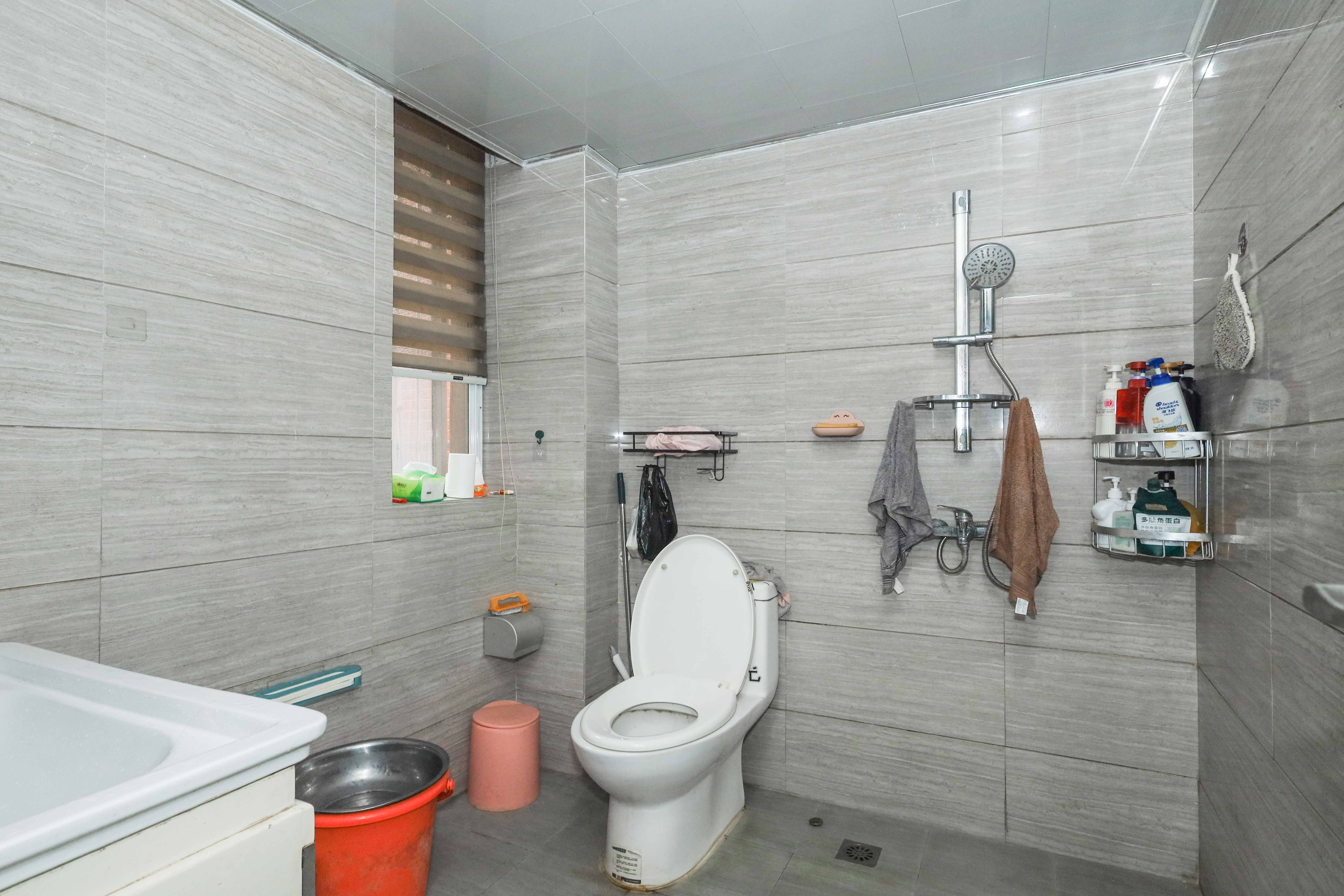 山水英伦  4室2厅2卫    90.0万 山水英伦  4室2厅2卫    90.0万卫生间