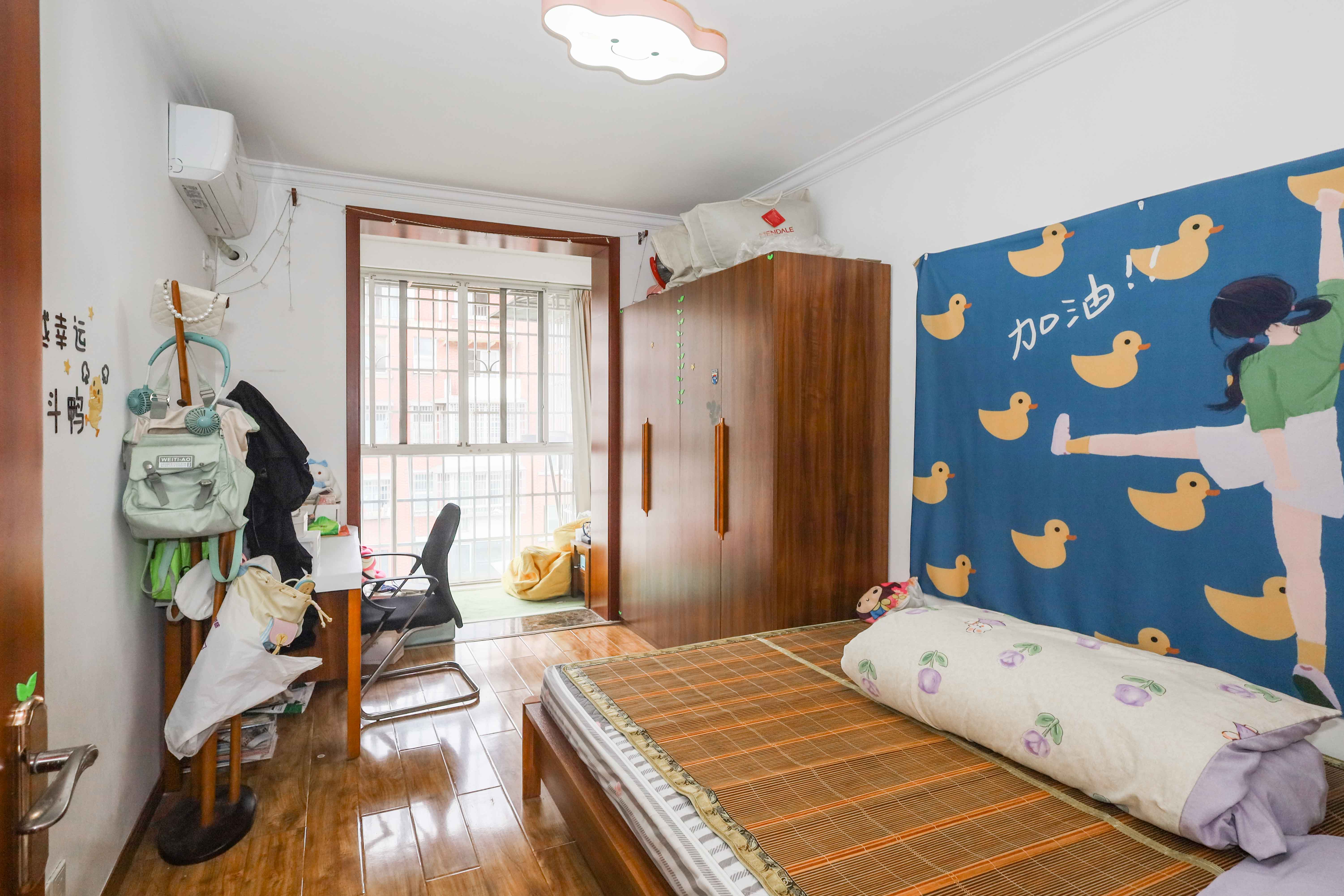 山水英伦  4室2厅2卫    90.0万 山水英伦  4室2厅2卫    90.0万卧室