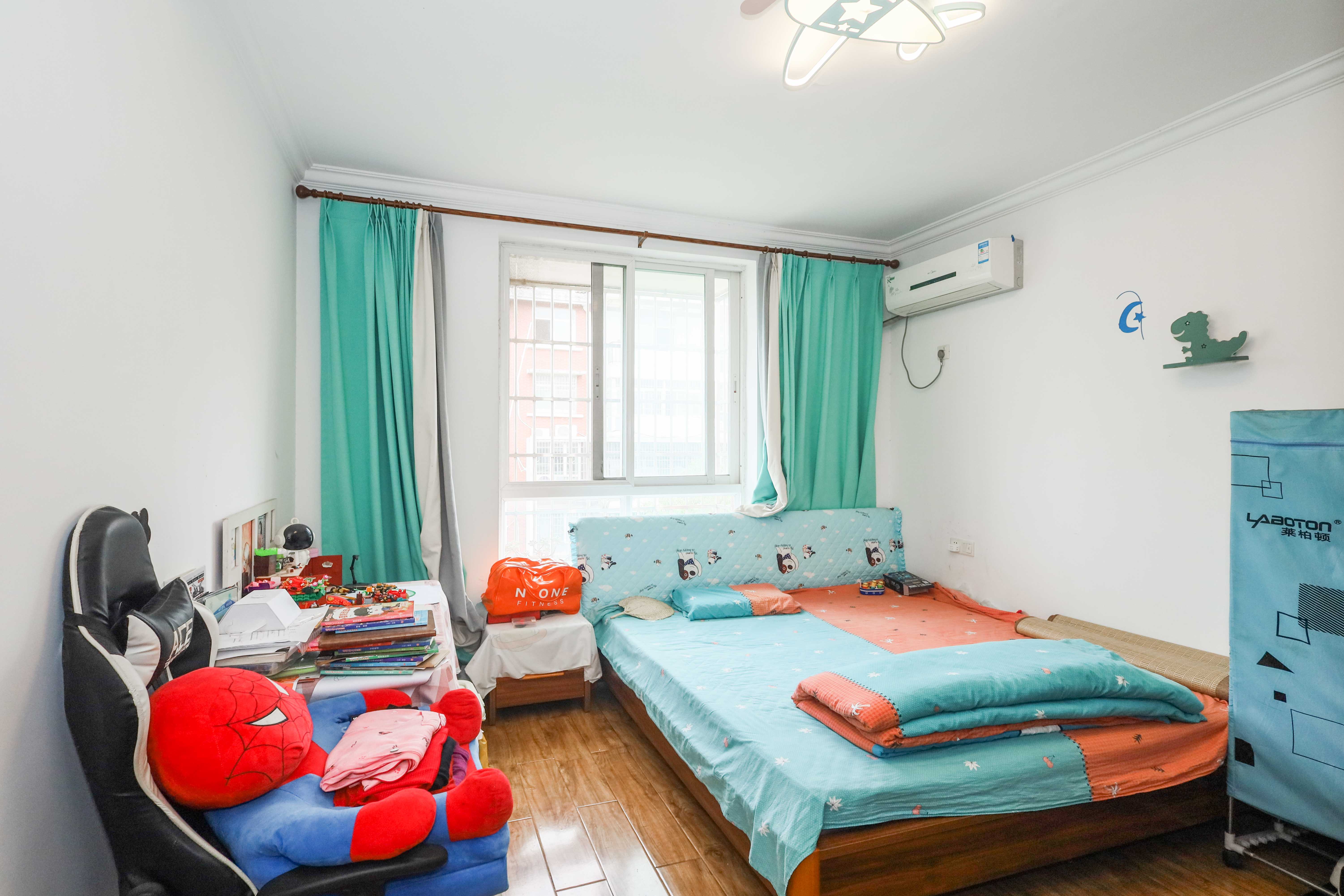 山水英伦  4室2厅2卫    90.0万 山水英伦  4室2厅2卫    90.0万卧室