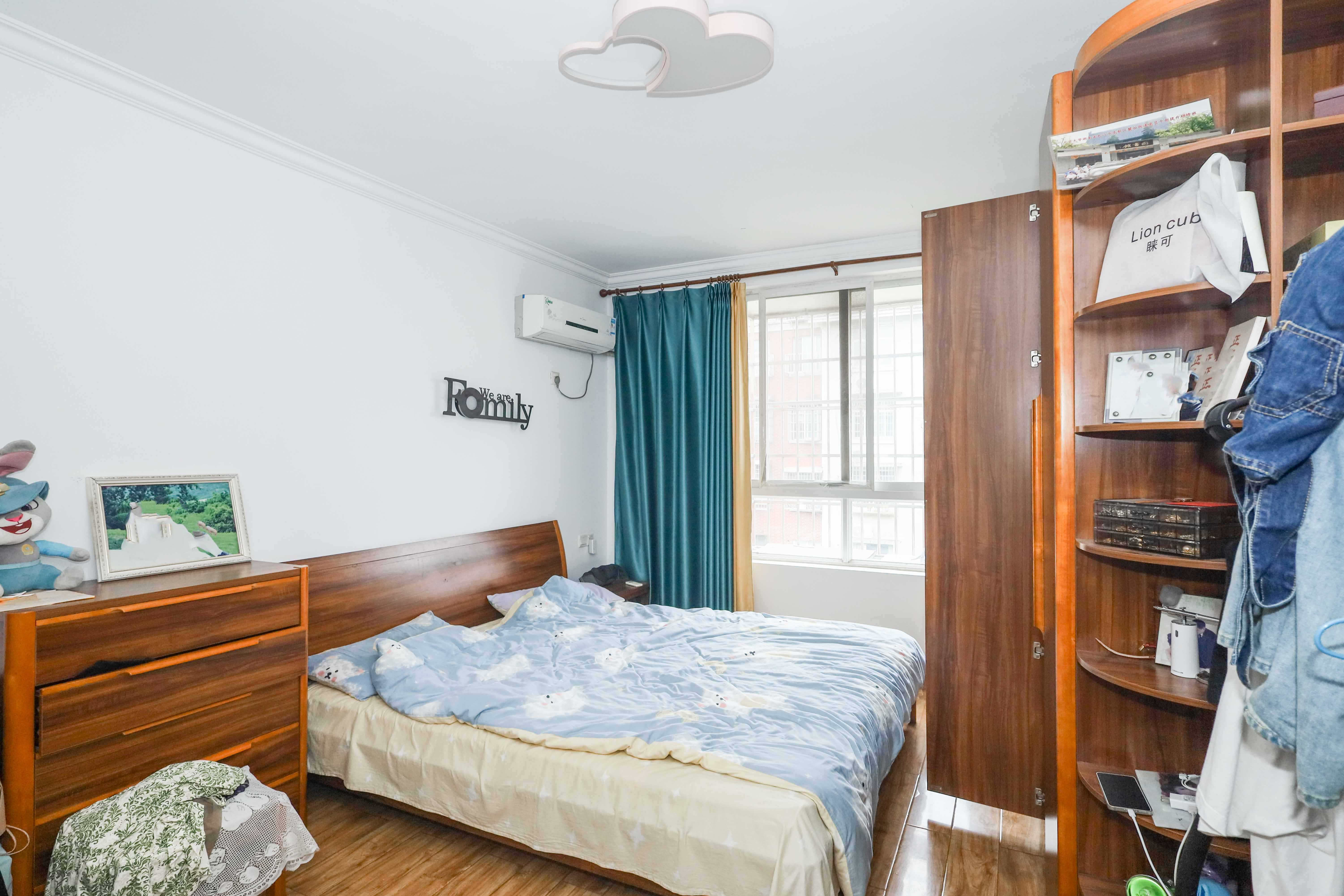 山水英伦  4室2厅2卫    90.0万 山水英伦  4室2厅2卫    90.0万卧室