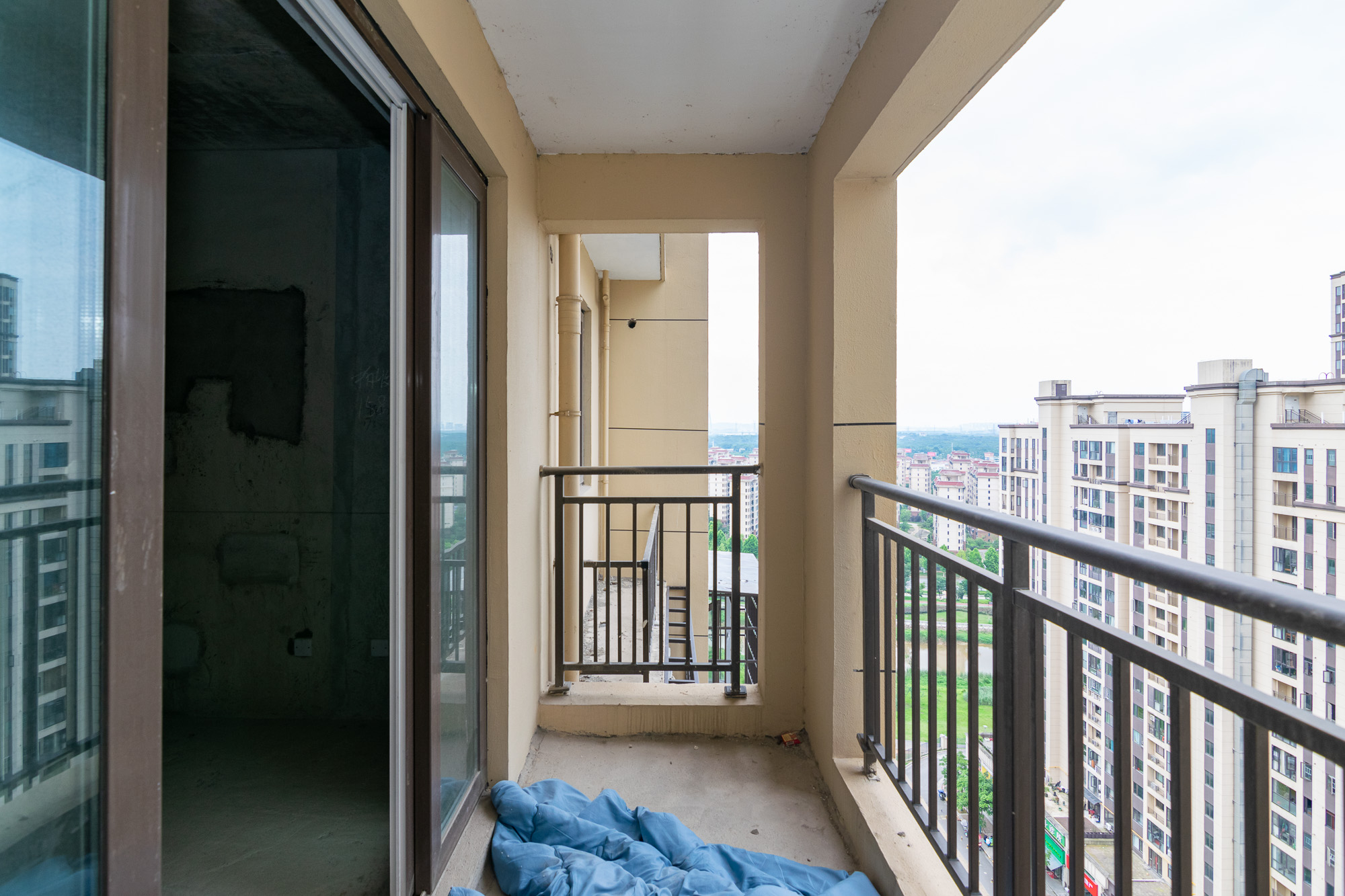 绿地香树花城 4室2厅2卫 68.0万 绿地香树花城 4室2厅2卫 68.0万阳台