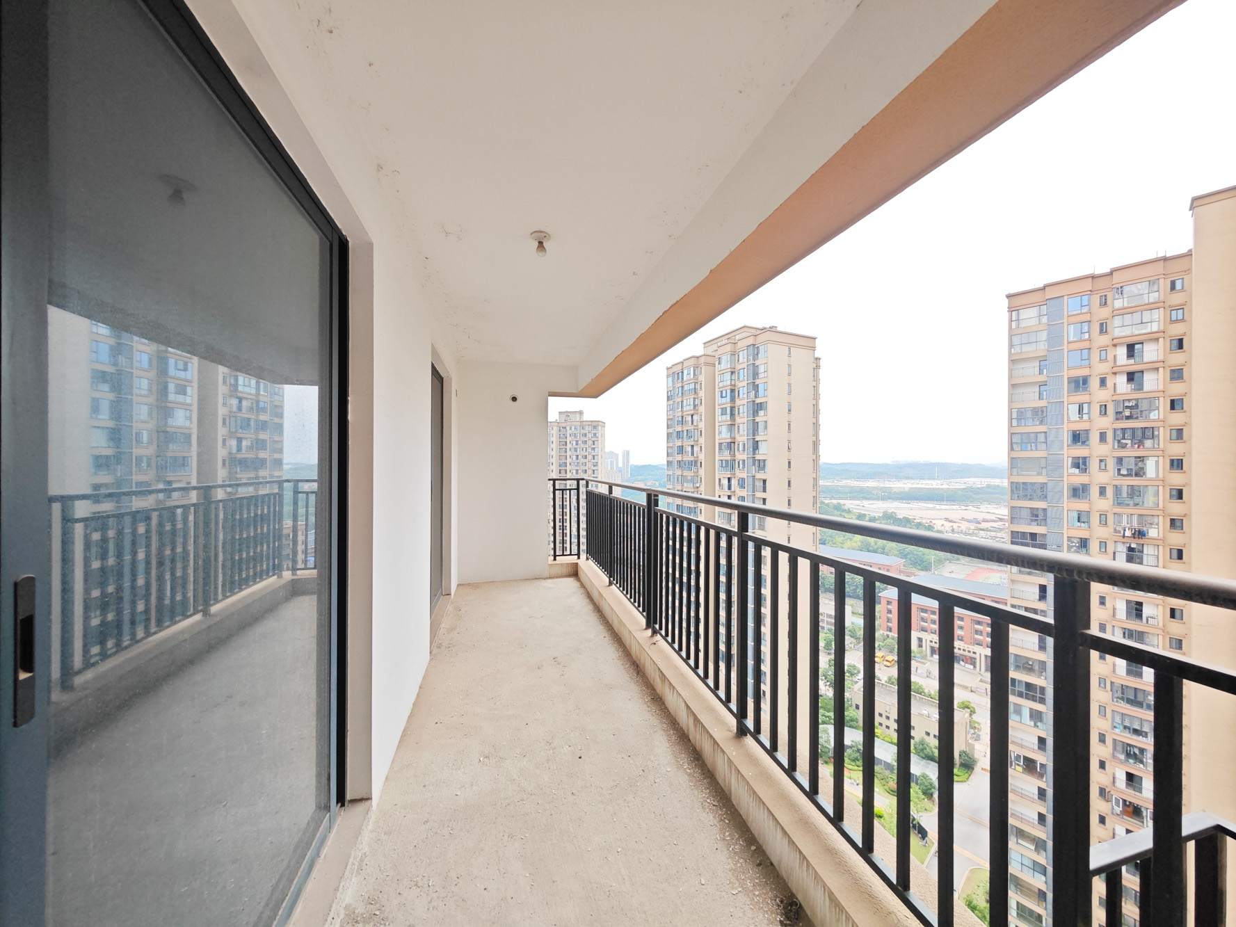 中建嘉和城  4室2厅2卫   122.00万阳台