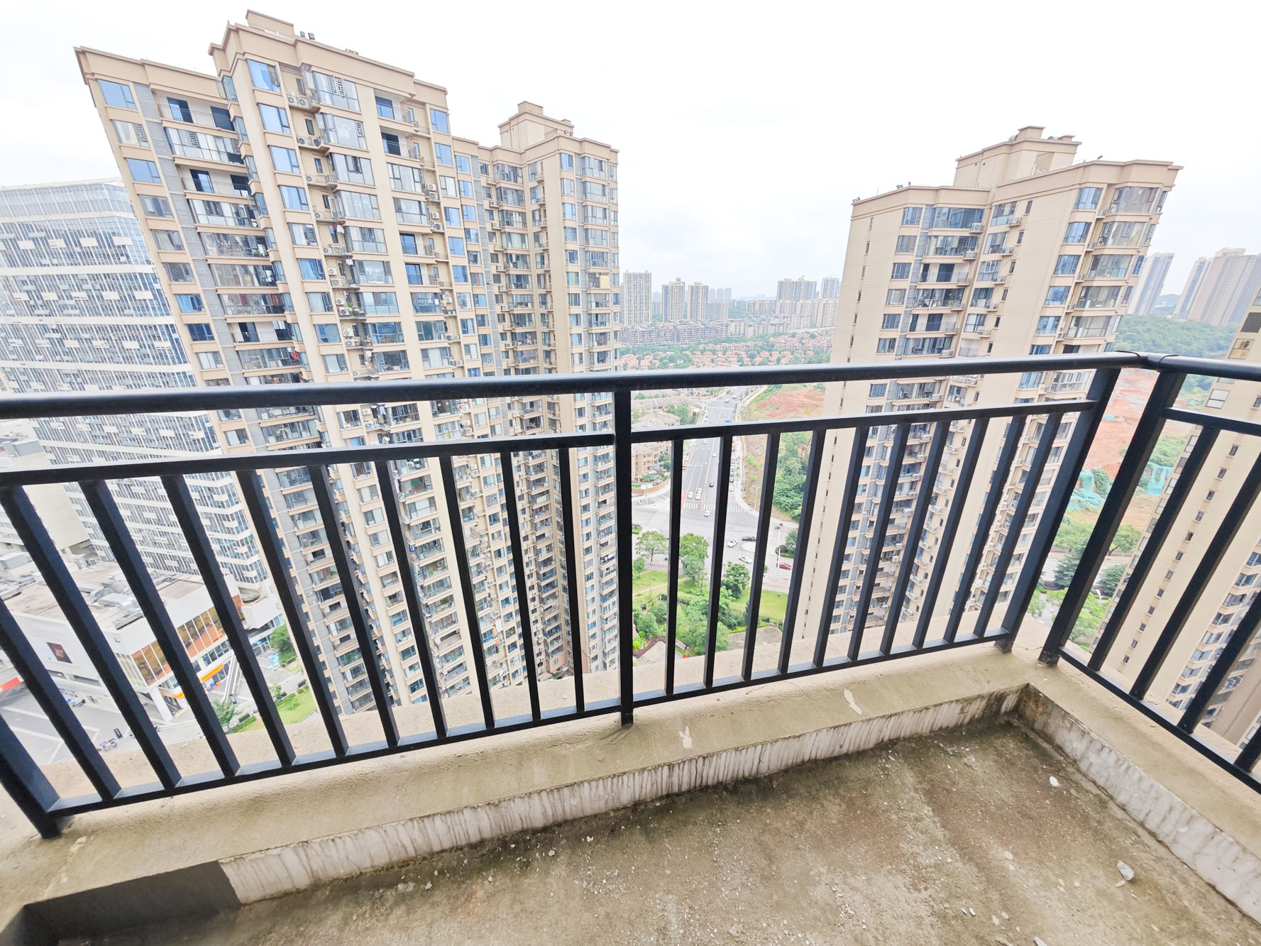 中建嘉和城  4室2厅2卫   122.00万阳台