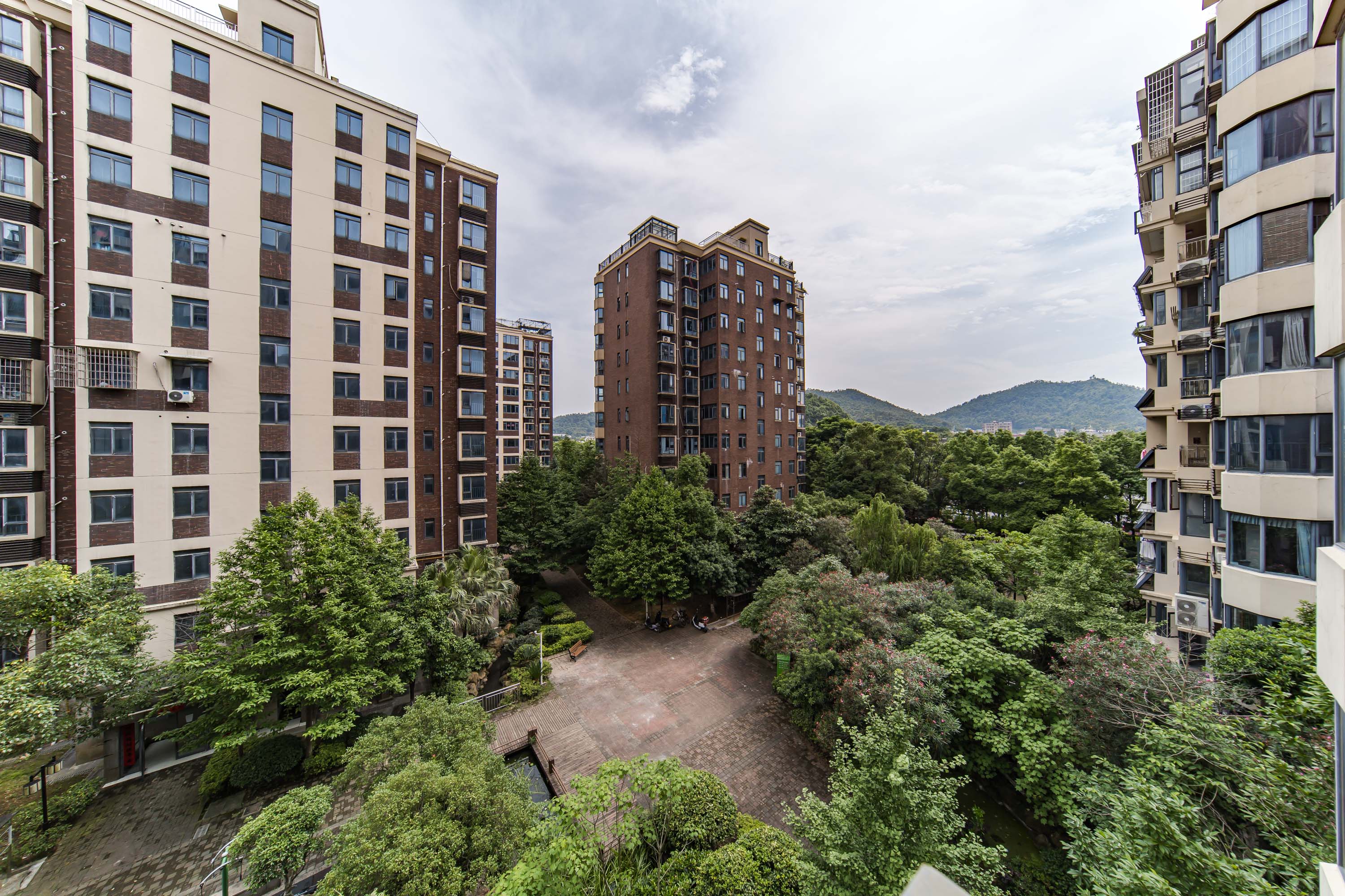 麓山翰林苑  4室2厅2卫   149.00万其他