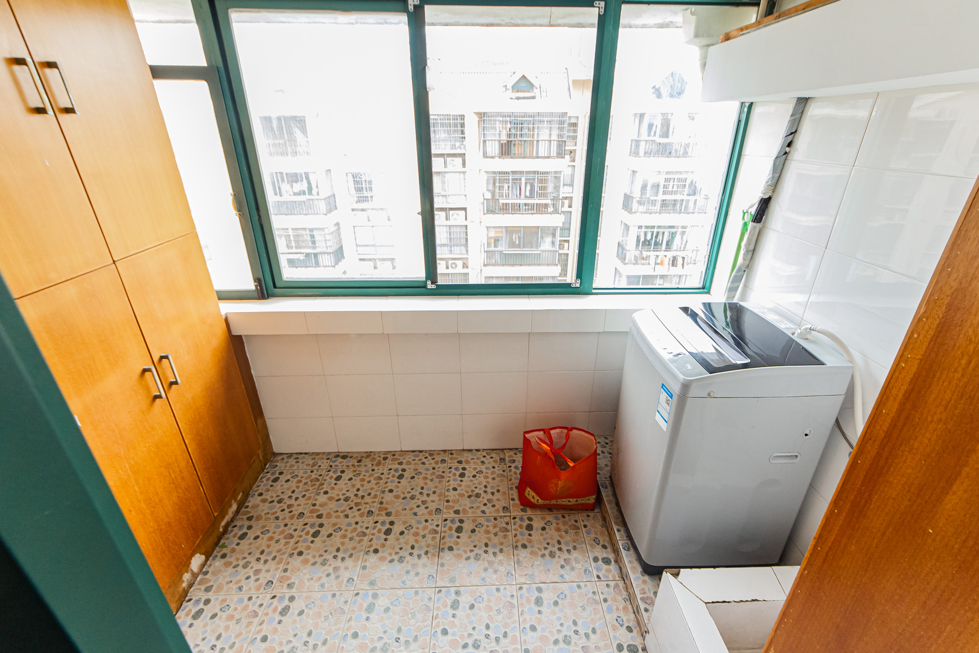 金帆江滨玫瑰园 3室2厅1卫 68.0万 金帆江滨玫瑰园 3室2厅1卫 68.0万阳台