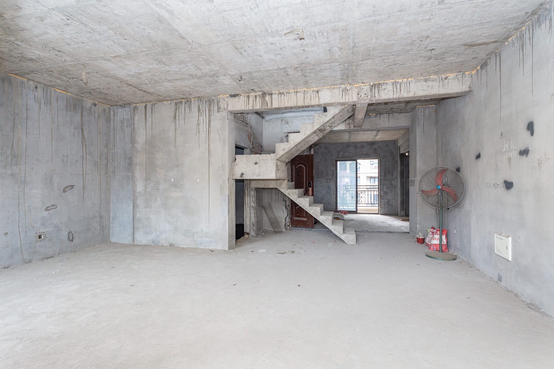 润和滨江府 5室2厅3卫 232.0万 润和滨江府 5室2厅3卫 232.0万客厅