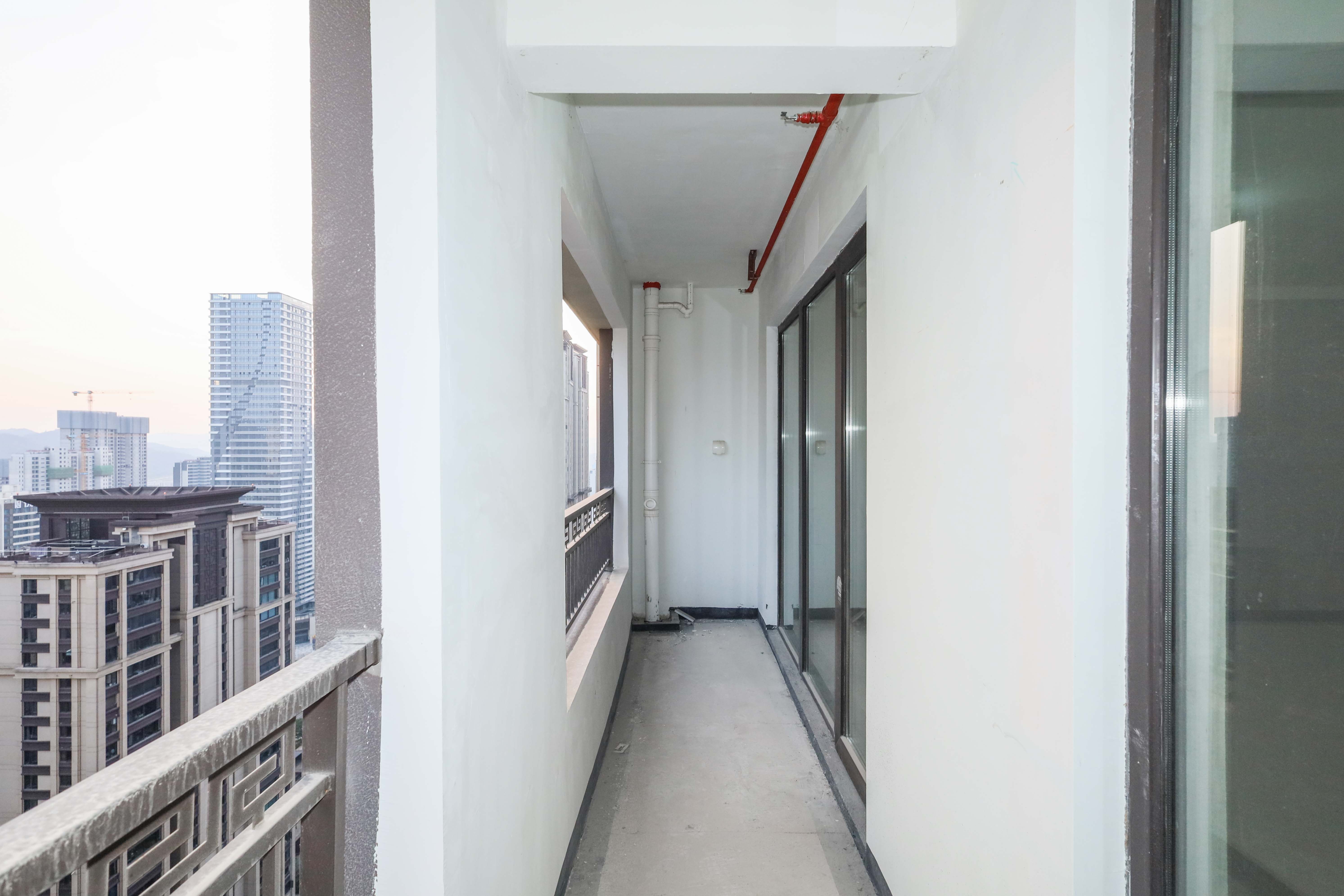 建发央著  4室2厅2卫   226.00万阳台