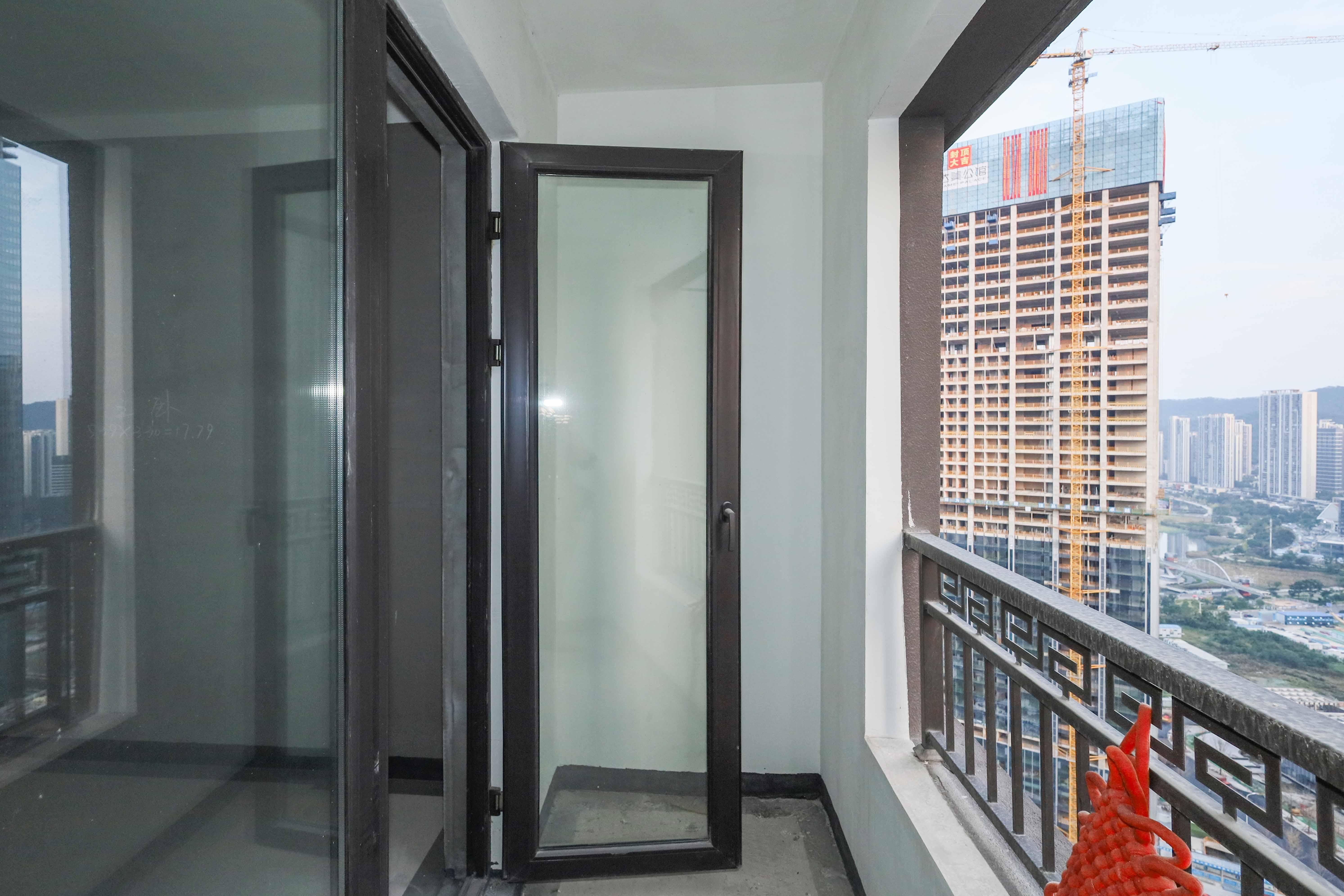 建发央著  4室2厅2卫   226.00万阳台
