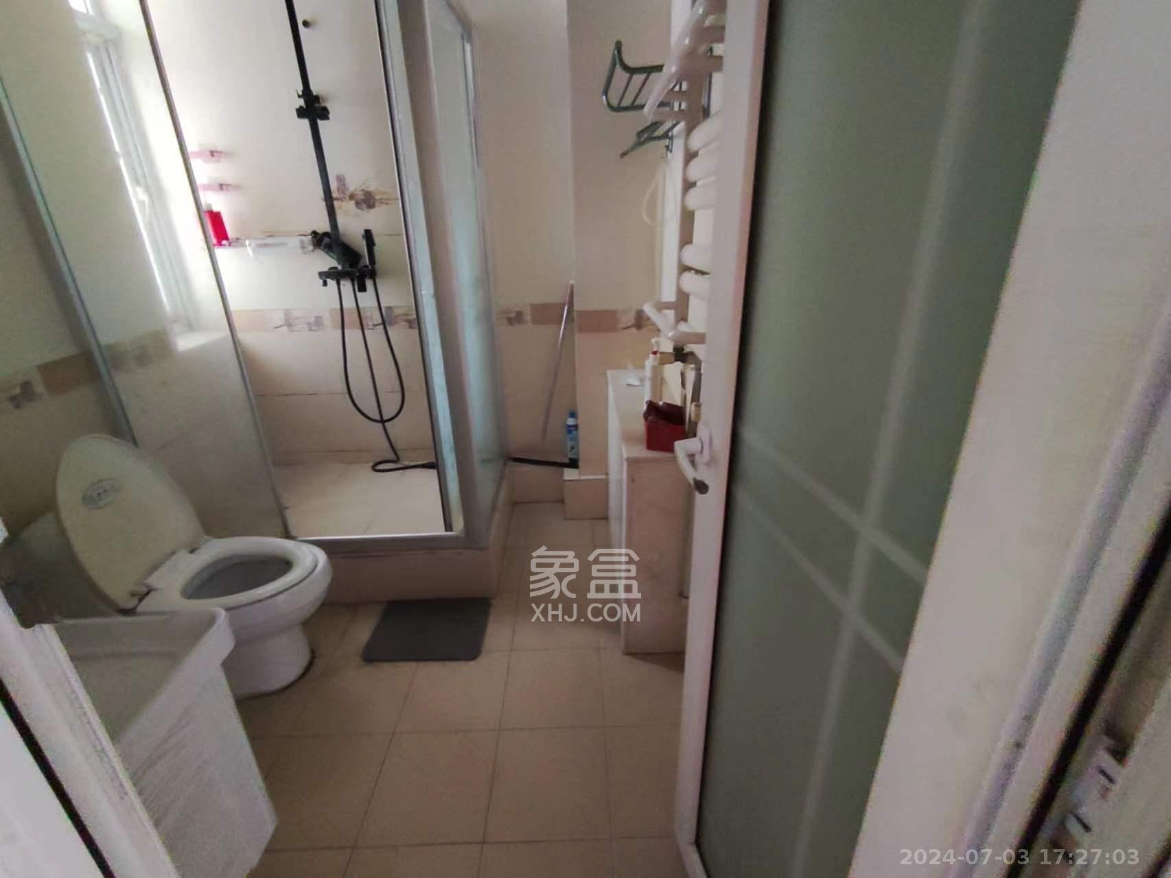 八方小区A区  4室2厅2卫   6000.00元/月室内图