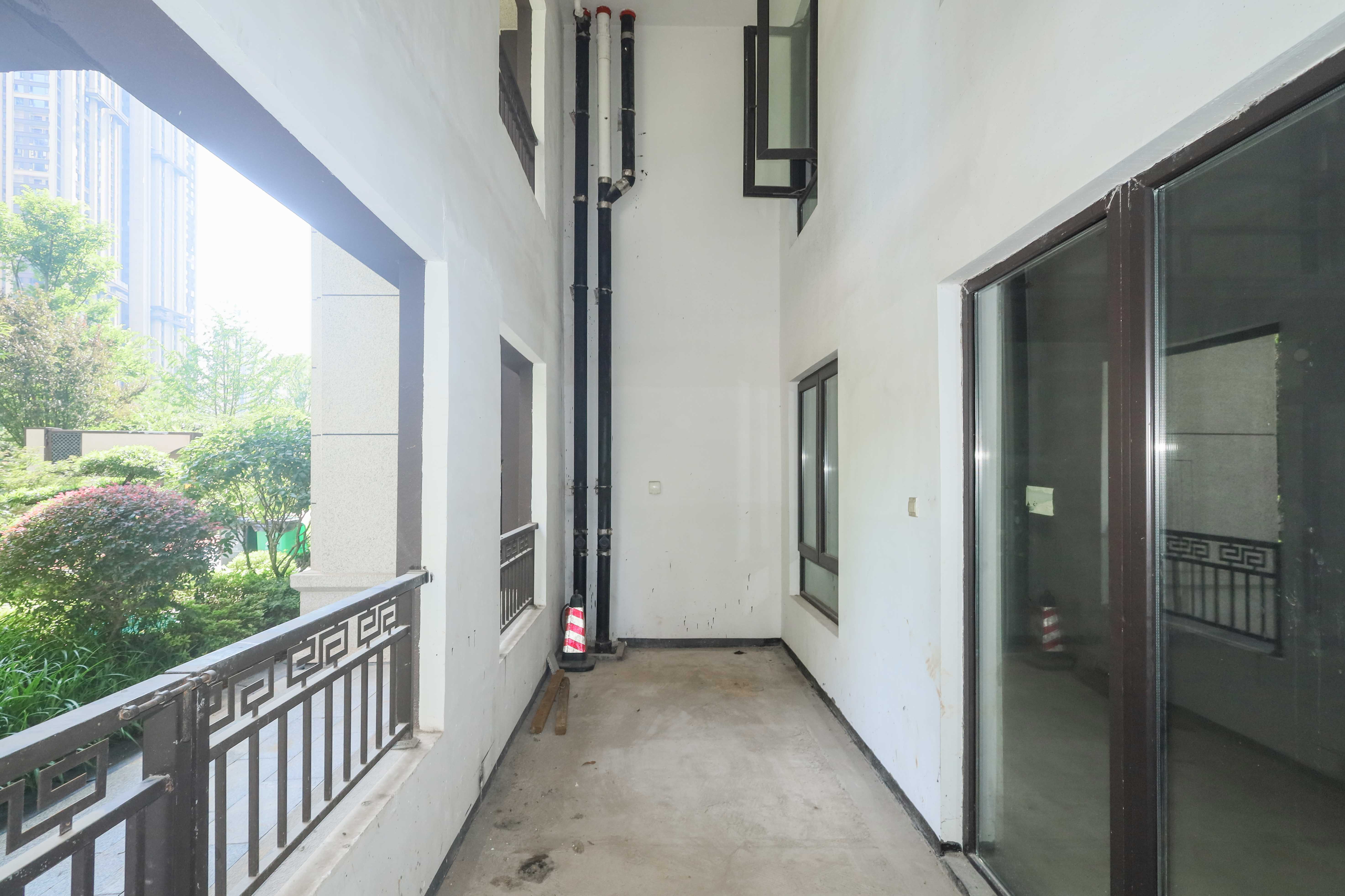 建发央著  4室2厅1卫    195.0万阳台