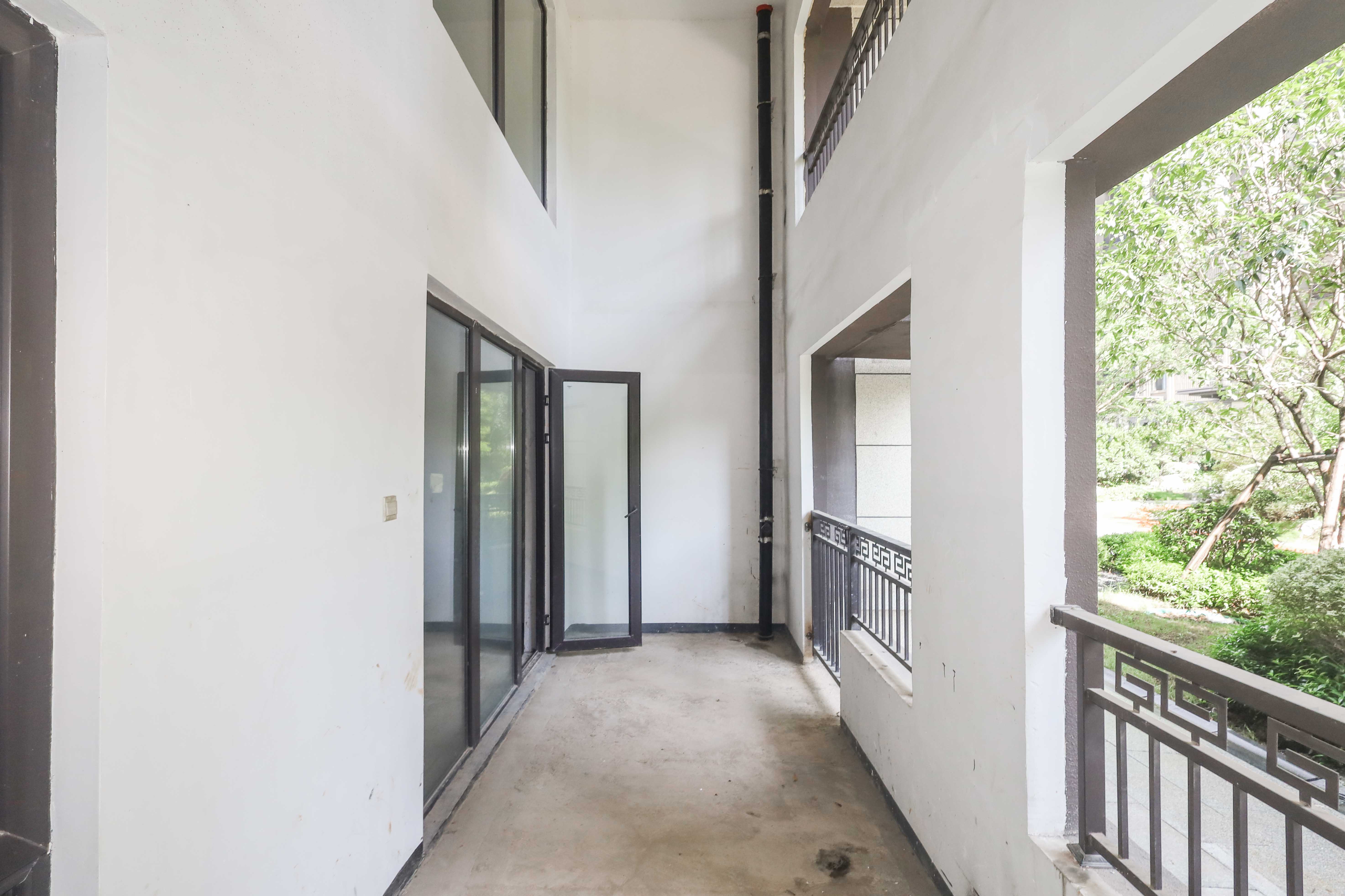 建发央著  4室2厅1卫    195.0万阳台