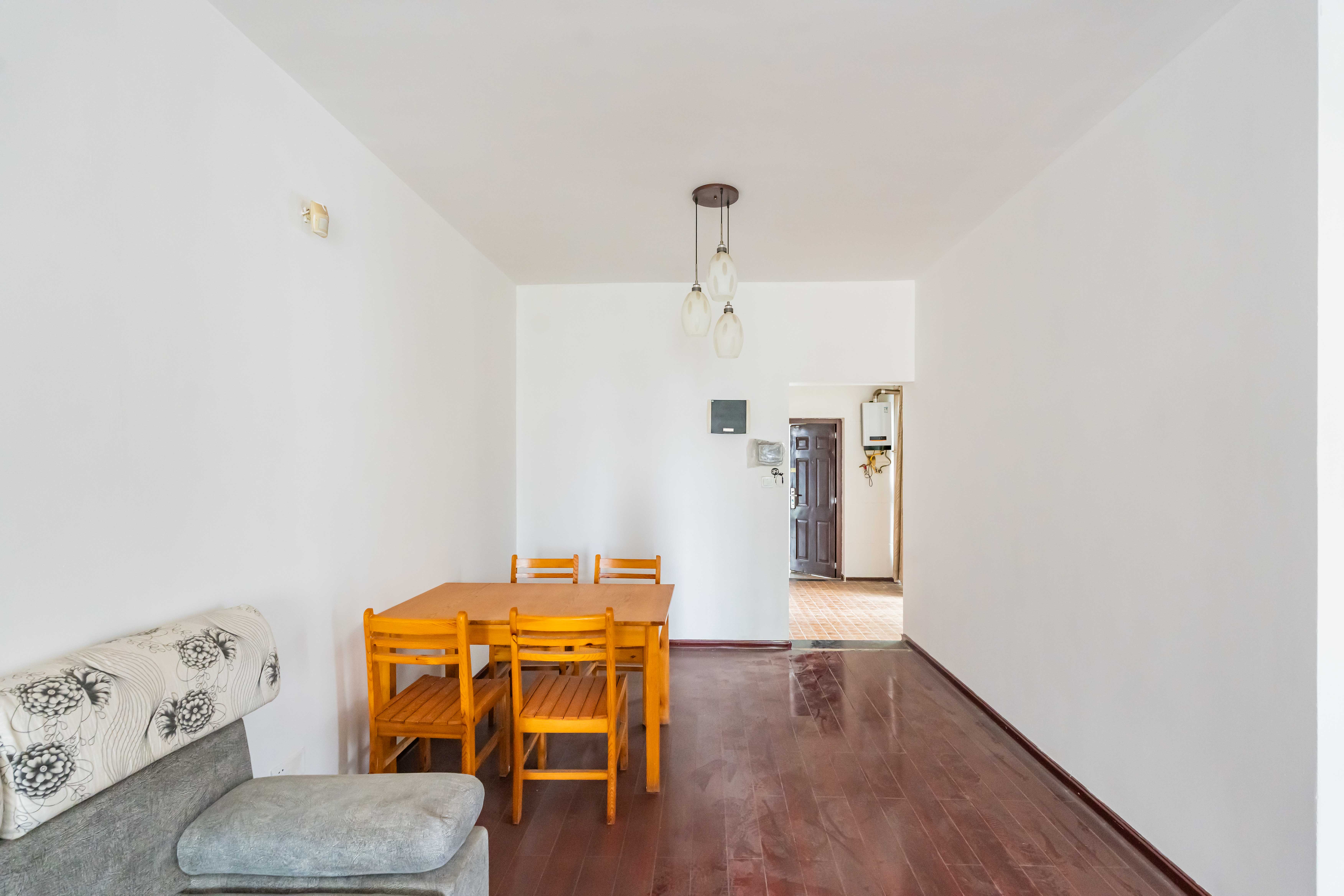 藏珑湖上国际花园  3室2厅1卫    78.0万 藏珑湖上国际花园  3室2厅1卫    78.0万客厅